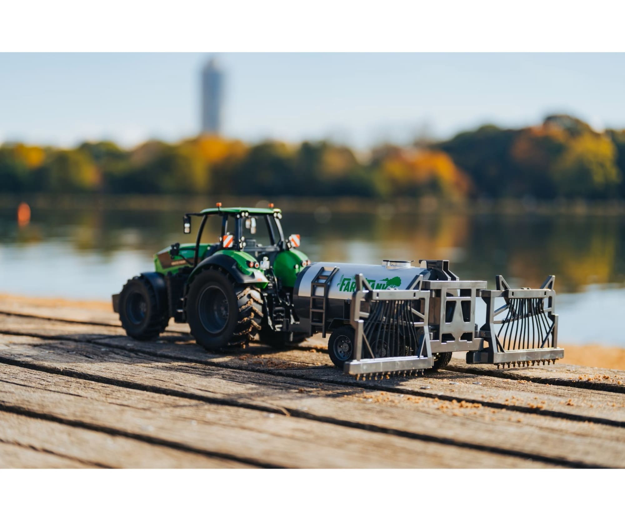 Carson RC Deutz-Traktor 8280 TTV mit Fassanhaenger 1_16 RTR