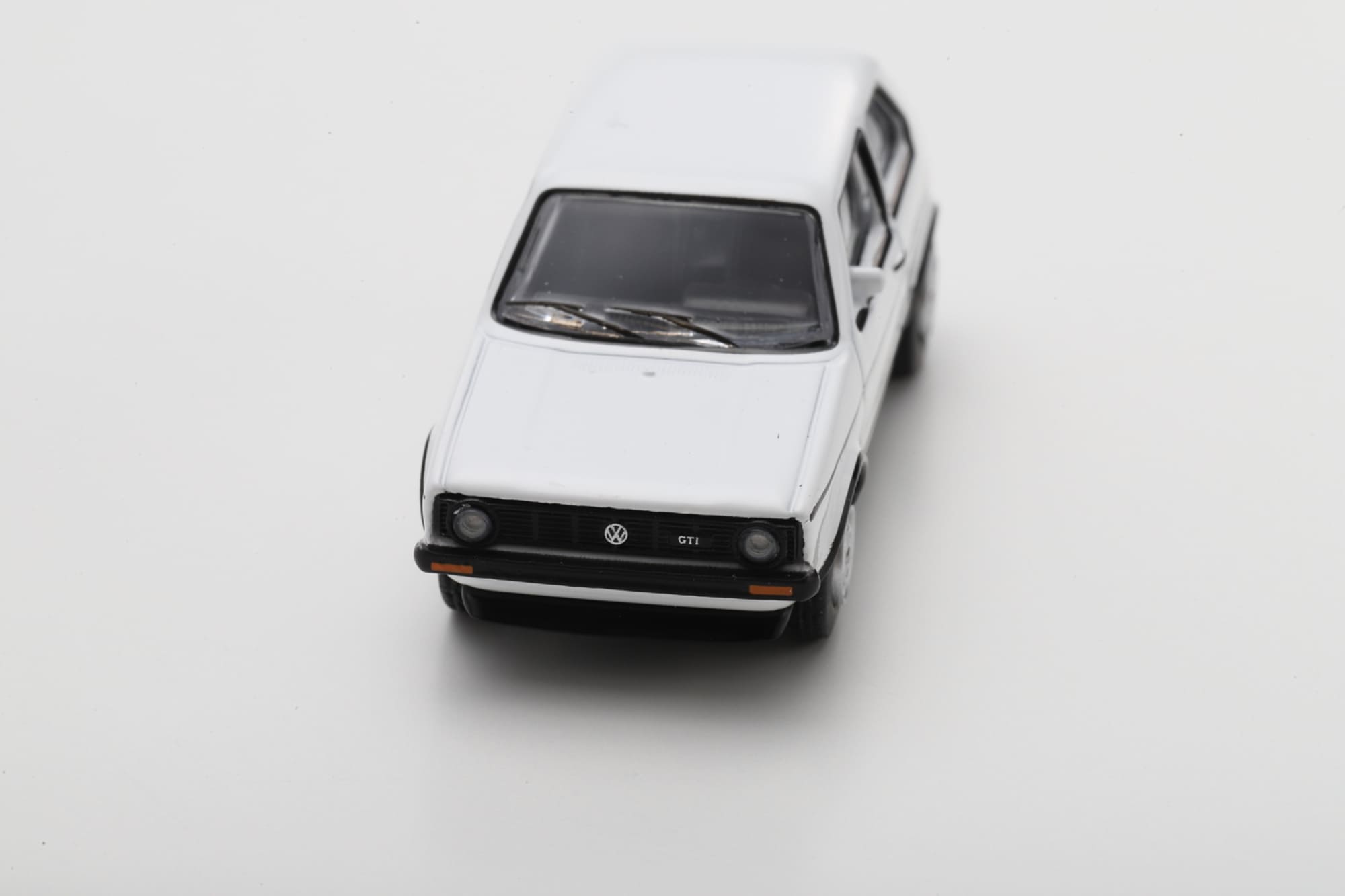 Schuco Volkswagen Golf I GTI Weiss 1_64 Sammlermodell