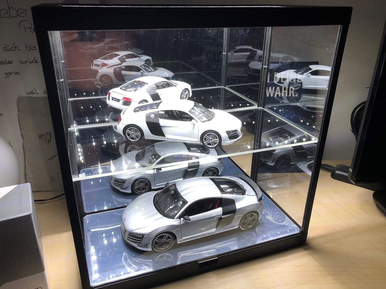Triple9 Modellauto Vitrine weiss mit LED und Spiegelboden