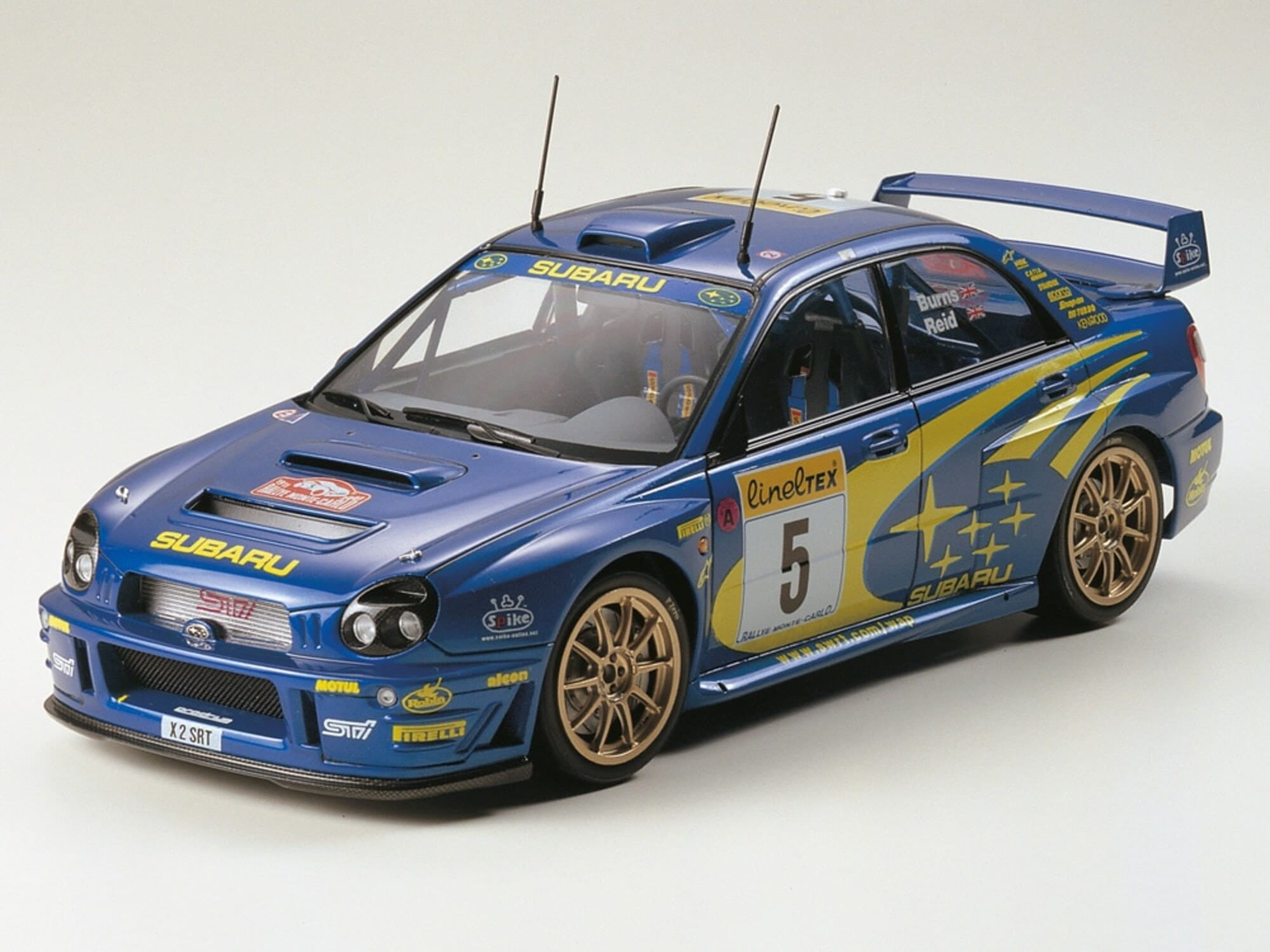 Tamiya 1_24 Subaru Impreza WRC 2001 Modellbausatz mit goldenen Raedern und detailliertem Interieur