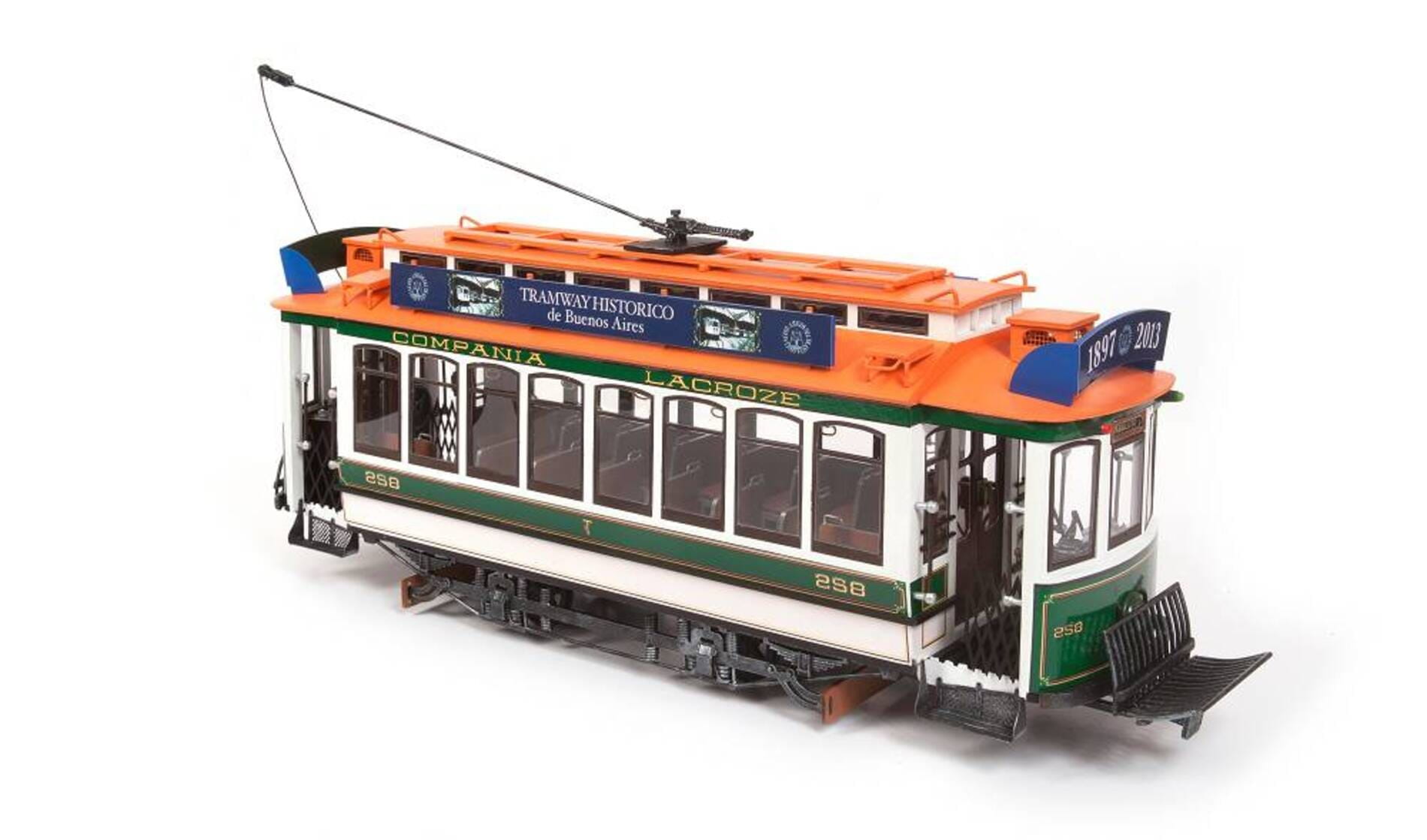 Detailreicher Holzmodellbausatz der Buenos Aires Strassenbahn im Massstab 1_24 von OcCre