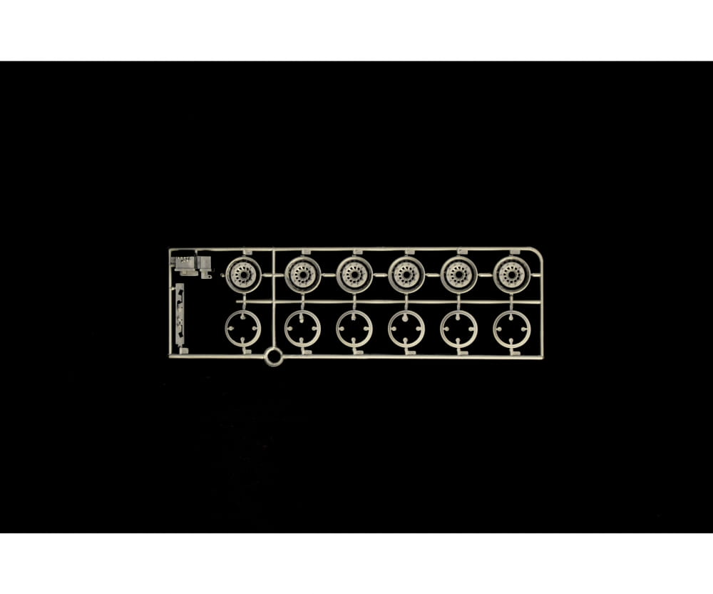 Italeri 1:24 Tecnokar Trailer w/ 20ft Tank Italeri 1:24 Tecnokar Trailer w/ 20ft Tank