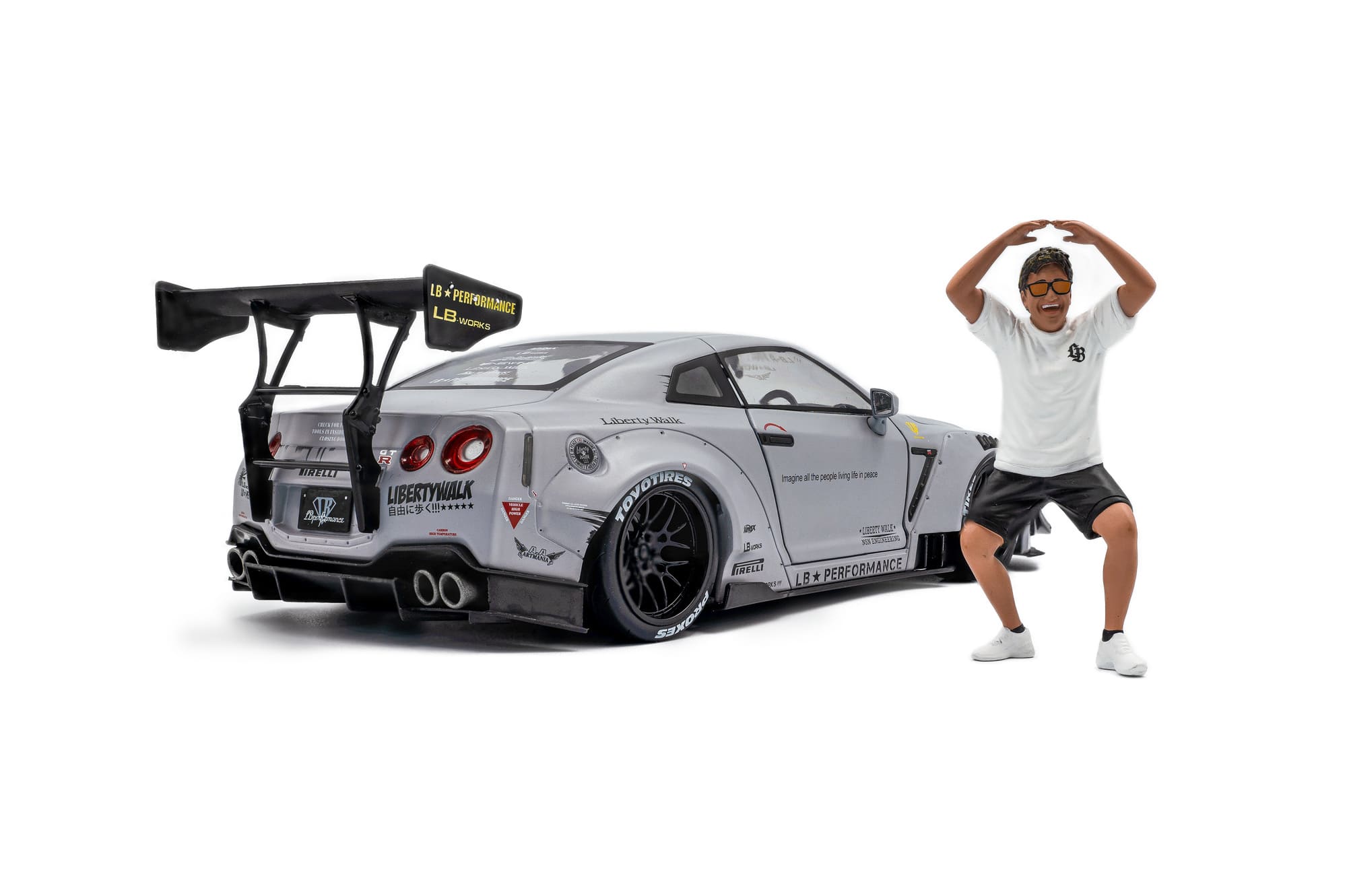 Solido 1_18 Nissan GT-R _R35_ grau mit Figur