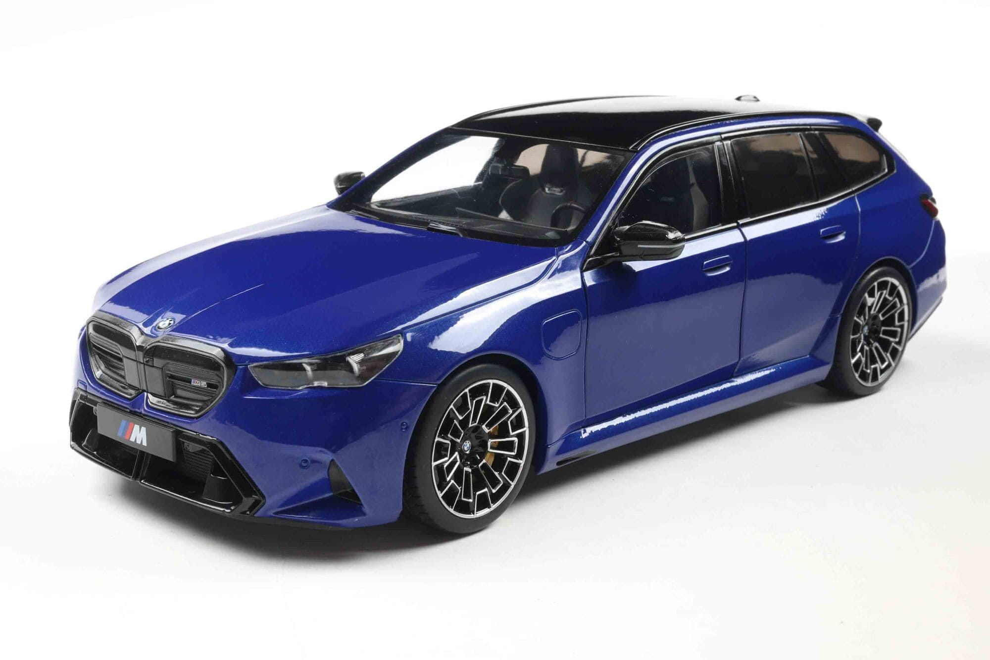 Solido BMW M5 Touring Marina Bay Blue Metallic 1_18 Modellauto