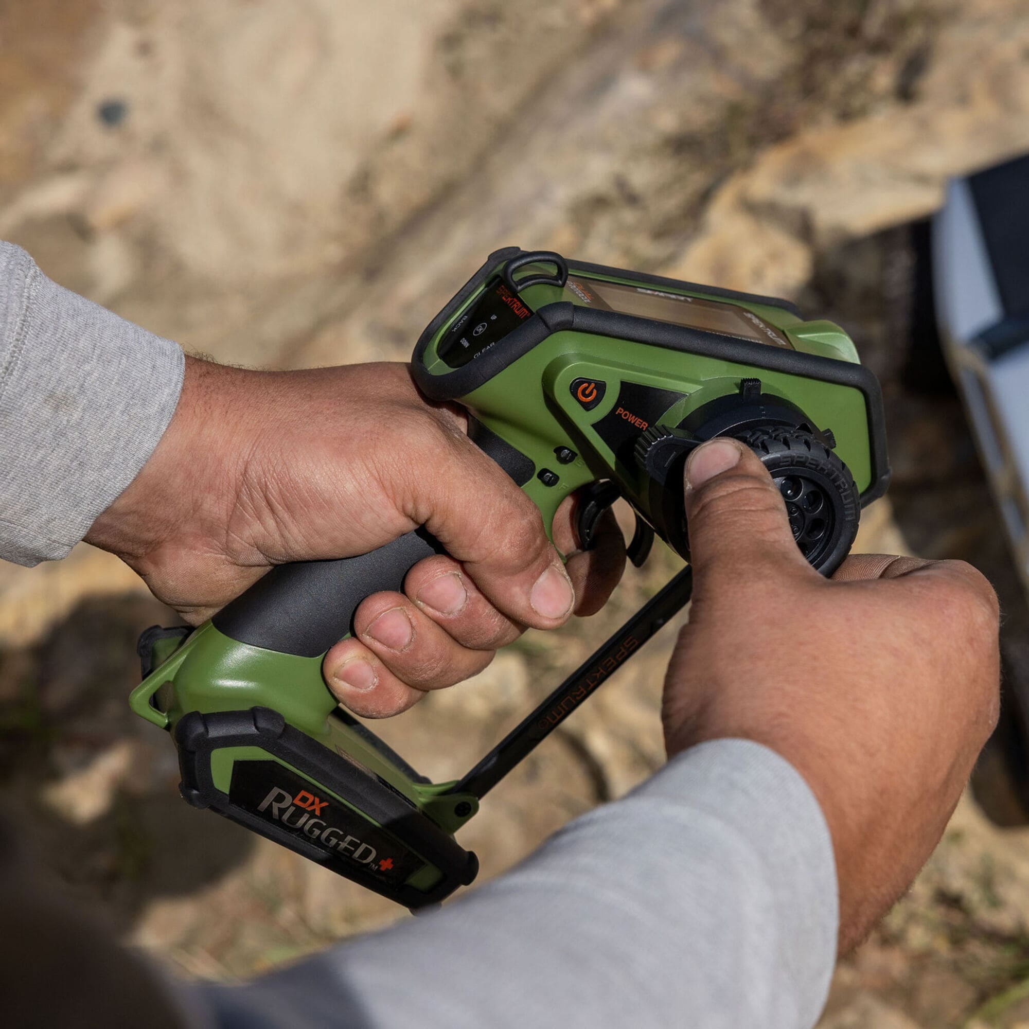 Spektrum DX Rugged_ Gruen 12-Kanal DSMR_ Fernsteuerung mit TPU-Schutz