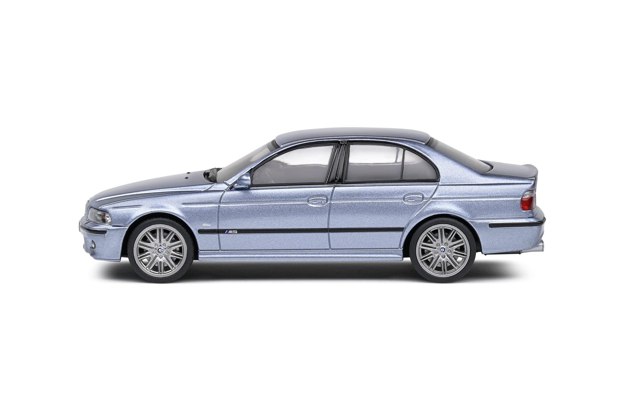 BMW M5 E39 2000 Modellauto in Silver Water Blue 1_43 von Solido