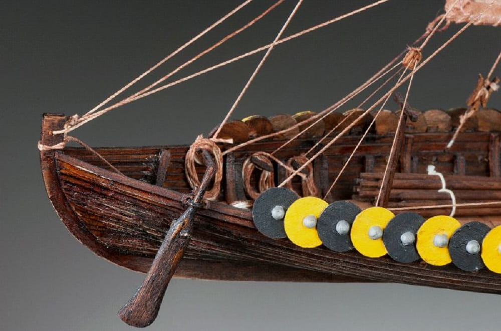 Dusek Gokstad Wikingerschiff 1 zu 72 Holzbausatz mit Segel und Anleitung
