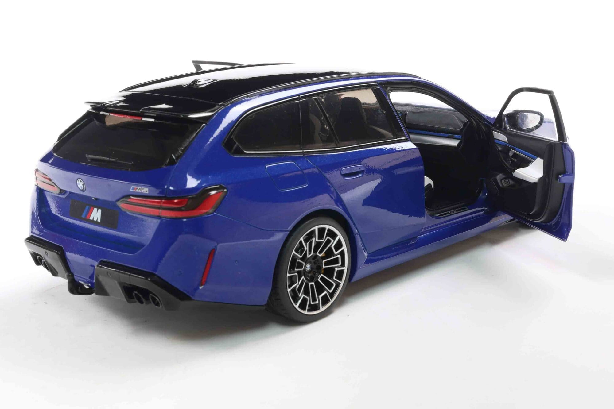 Solido BMW M5 Touring Marina Bay Blue Metallic 1_18 Modellauto