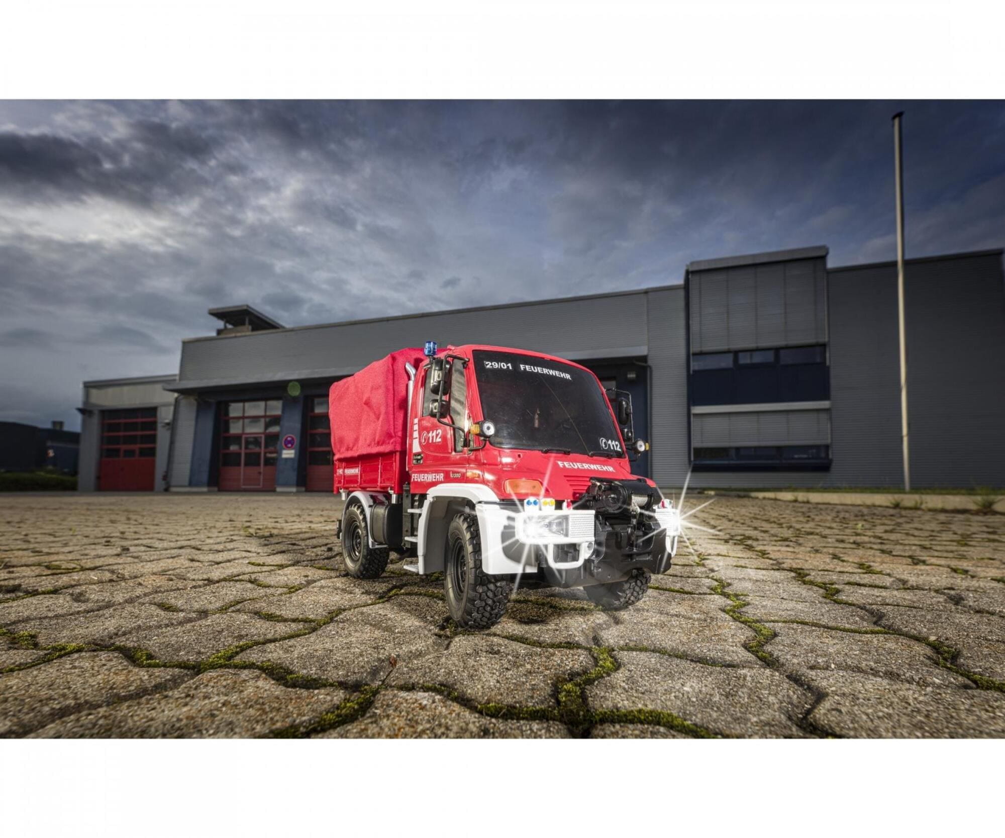 Carson MB Unimog U300 Feuerwehr 1_12 RC Truck RTR mit Licht und Sound