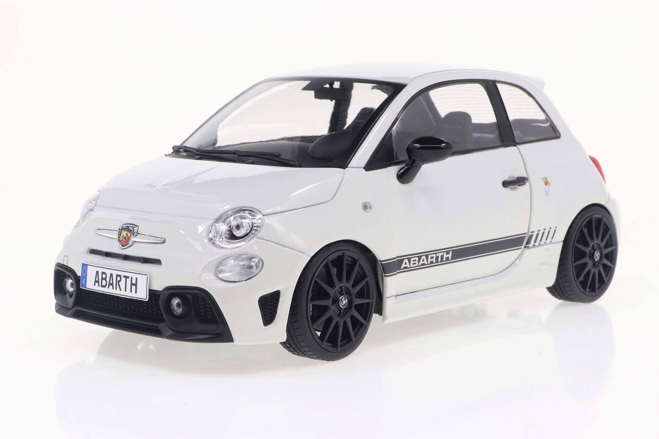 solido-1-18-fiat-f595-abarth-2022-weiss