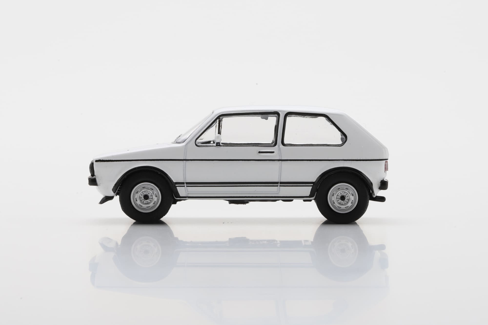 Schuco Volkswagen Golf I GTI Weiss 1_64 Sammlermodell