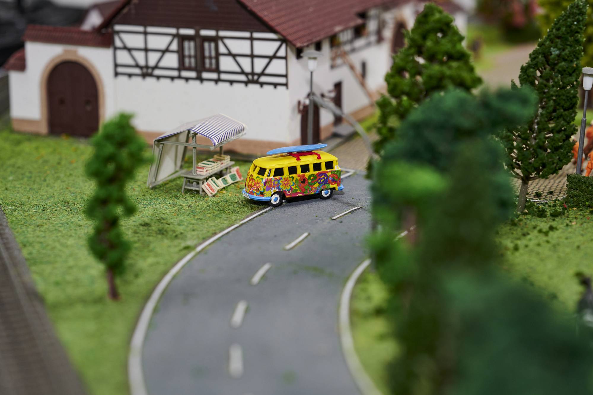 Carson H0 RC VW T1 Bus Flower Power
