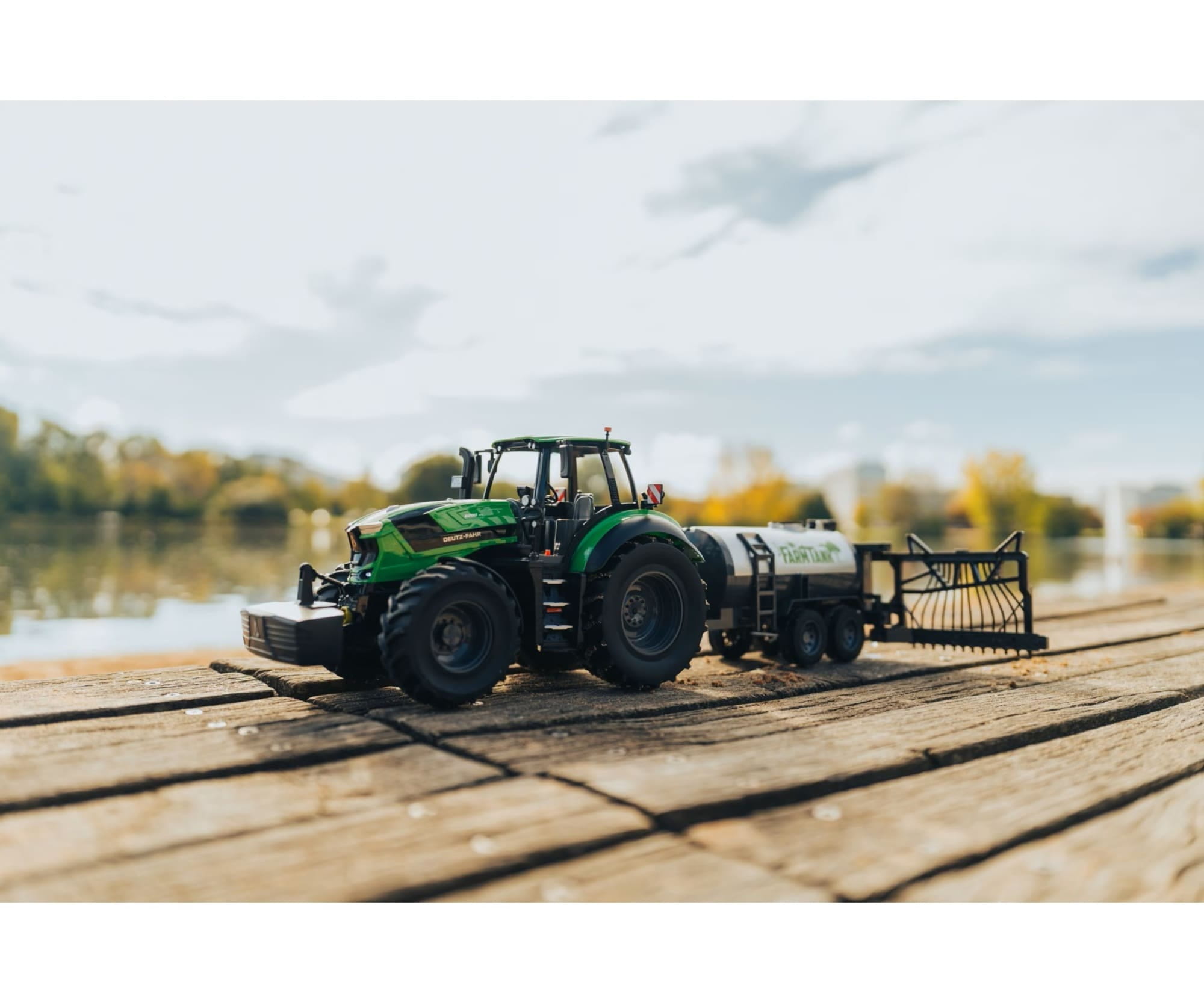 Carson RC Deutz-Traktor 8280 TTV mit Fassanhaenger 1_16 RTR