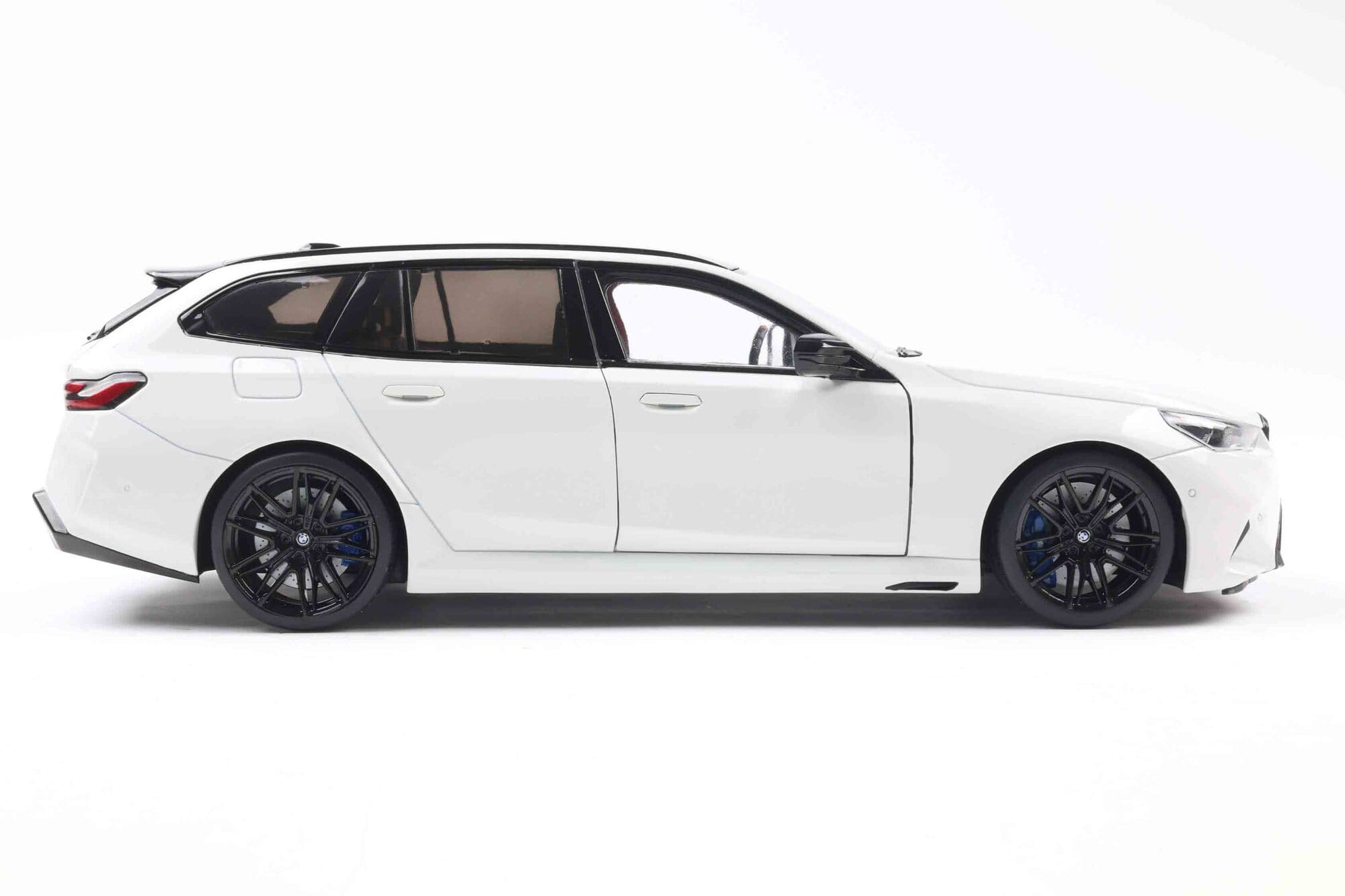 Solido BMW M5 Touring G99 Alpine White Standmodellauto im Massstab 1_18