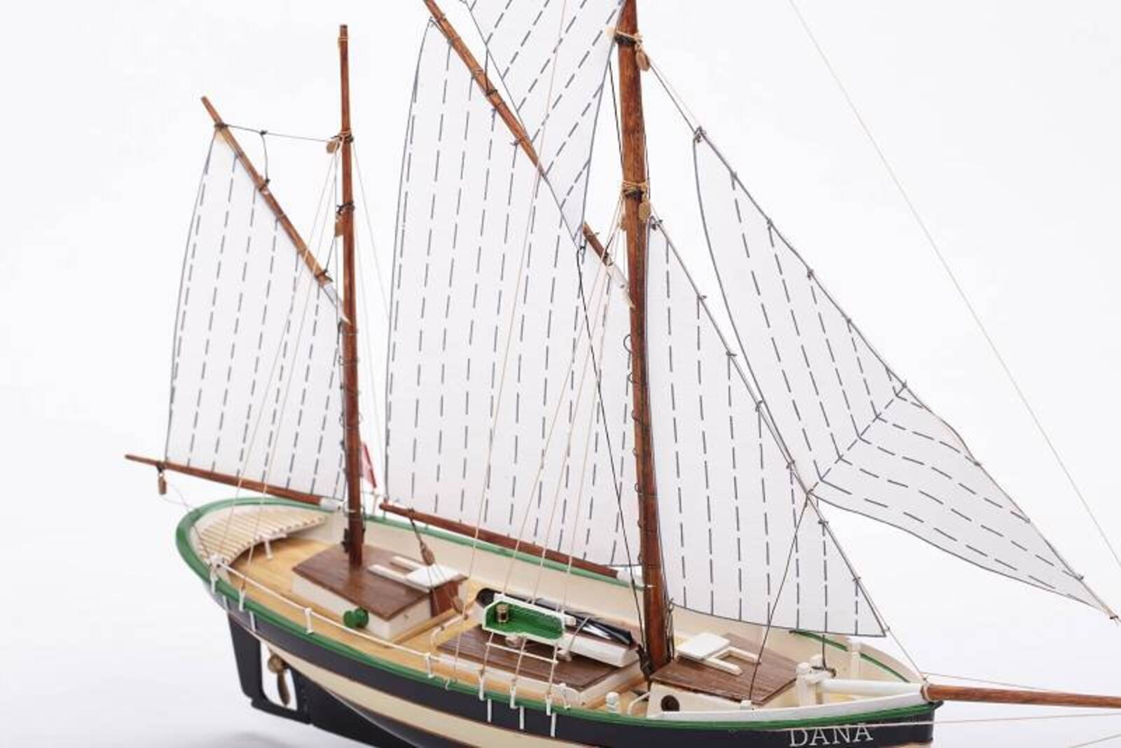 Modellbausatz Fischkutter Dana 1_60 aus Holz und ABS_ detailreich