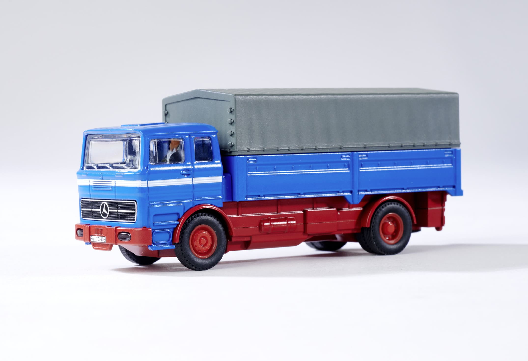 Carson MB 1620 Plane 1_87 RTR blau Carson MB 1620 Plane mit Anhaenger 1_87 RTR blau fuer H0-Eisenbahnanlagen