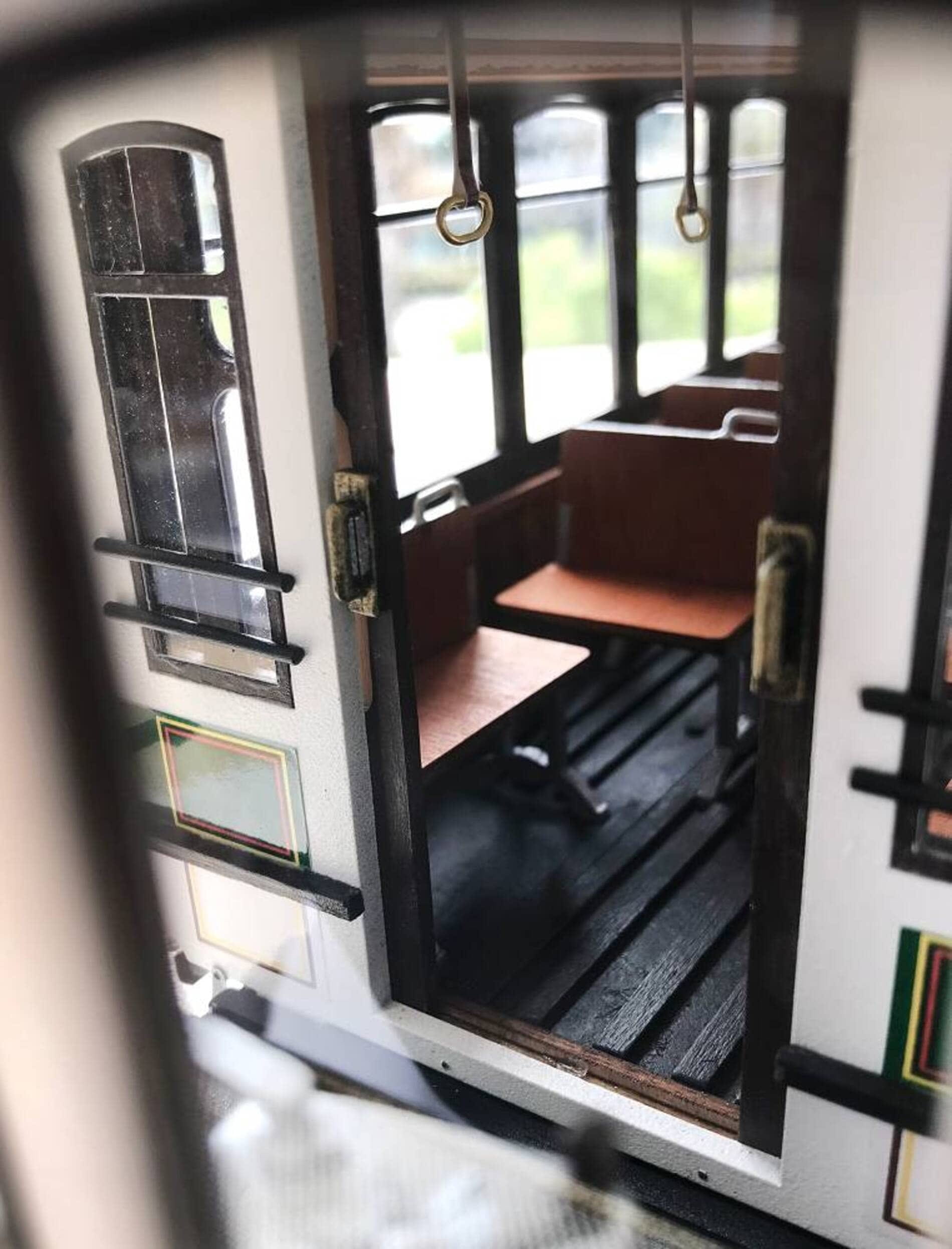 Detailreicher Holzmodellbausatz der Buenos Aires Strassenbahn im Massstab 1_24 von OcCre