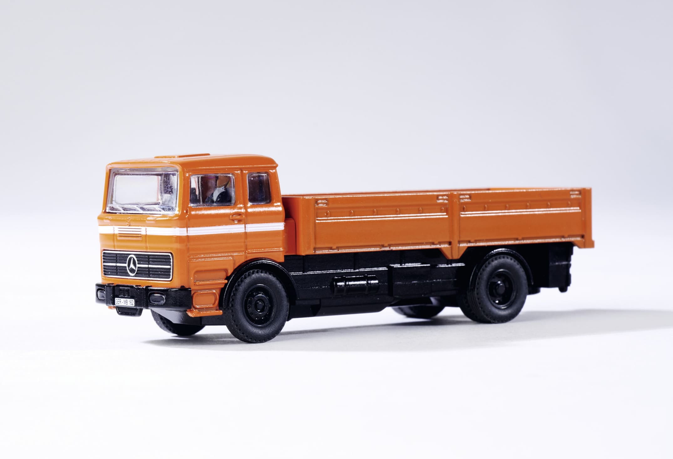 Carson MB 1620 Pritsche 1_87 RTR orange Carson MB 1620 Pritsche mit Anhaenger 1_87 RTR orange fuer H0 Modellbahn_