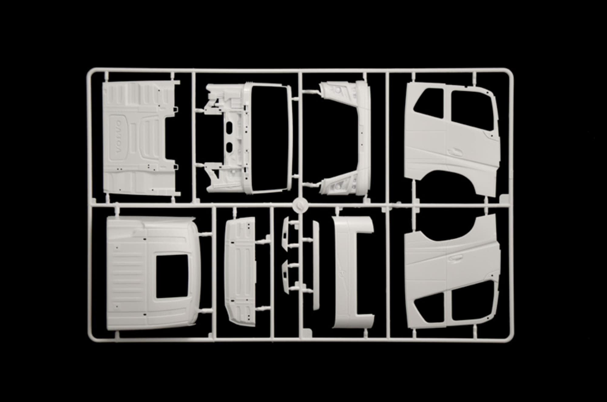 Italeri Volvo FH16 Medium Roof Plastikmodellbausatz 1_24