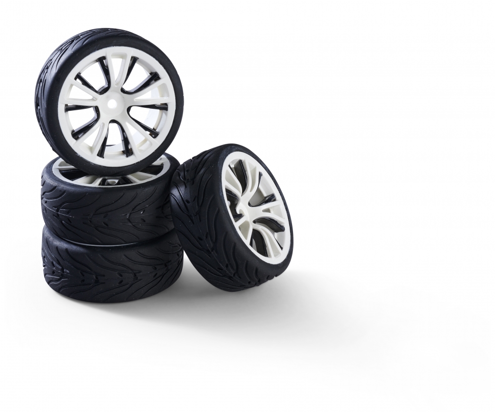 Carson Reifen mit Felgen 1:10 Räderset M-Design (4) weis/schwarz