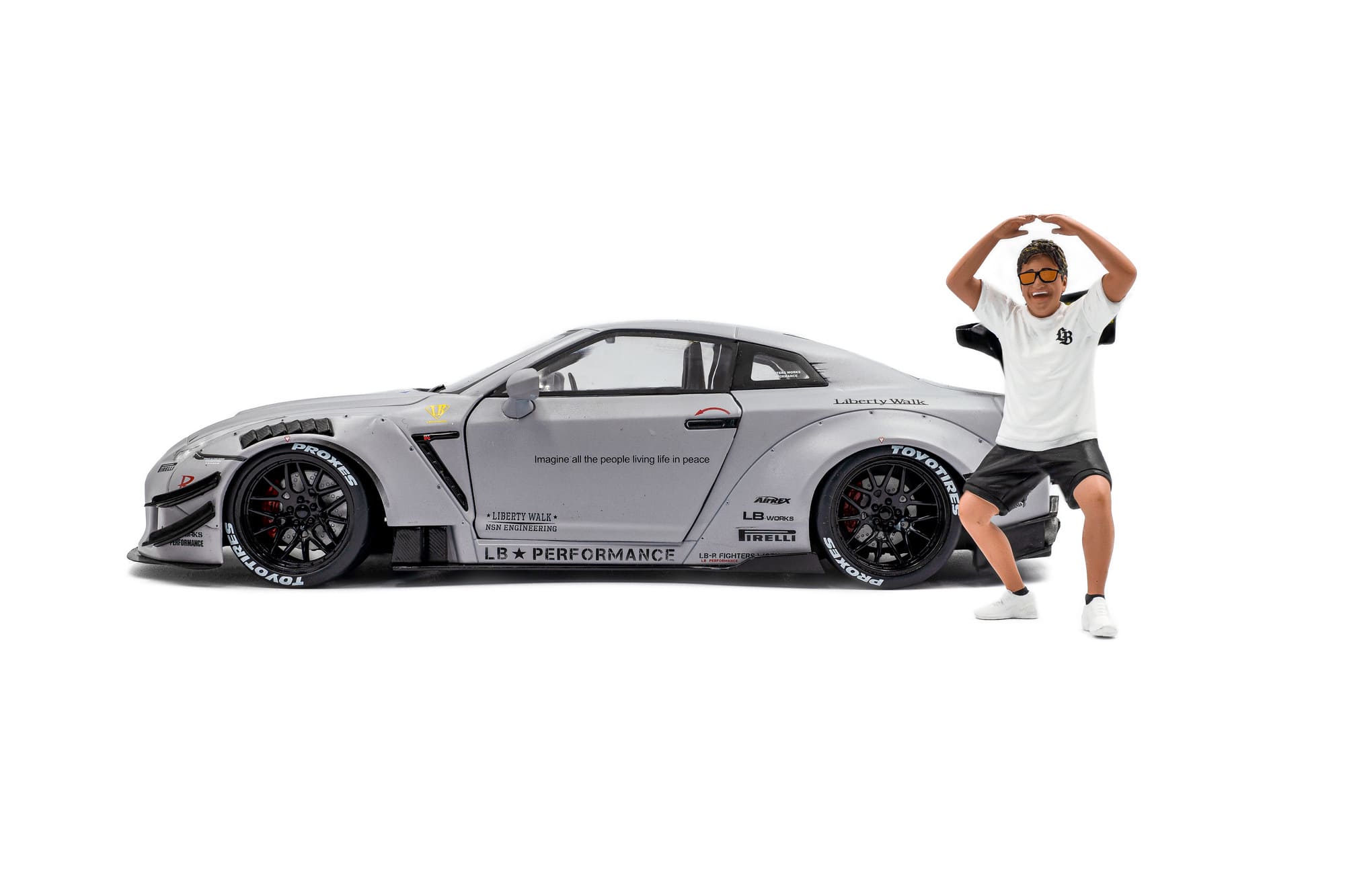 Solido 1_18 Nissan GT-R _R35_ grau mit Figur