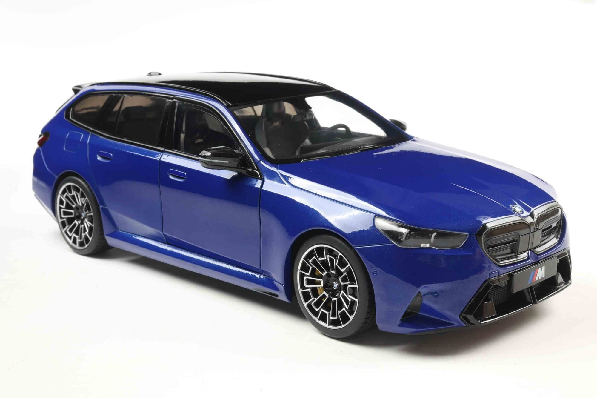 Solido BMW M5 Touring Marina Bay Blue Metallic 1_18 Modellauto