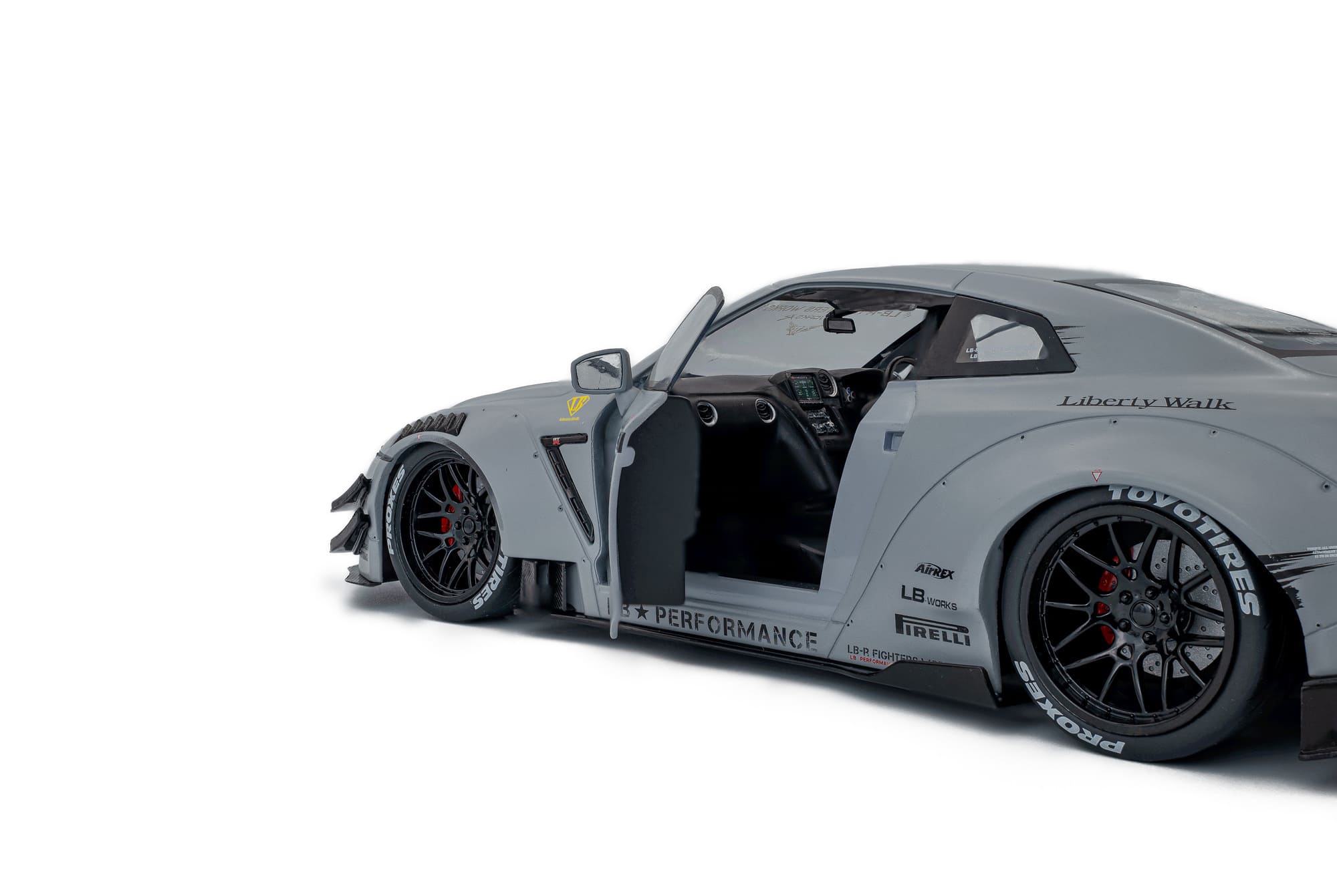 Solido 1_18 Nissan GT-R _R35_ grau mit Figur