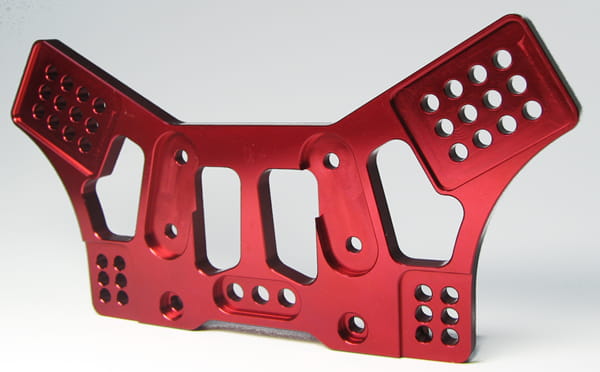 Robitronic Aluminium CNC Daempferbruecke Vorne _Mantis_ rot eloxiert - RC-Zubehoer