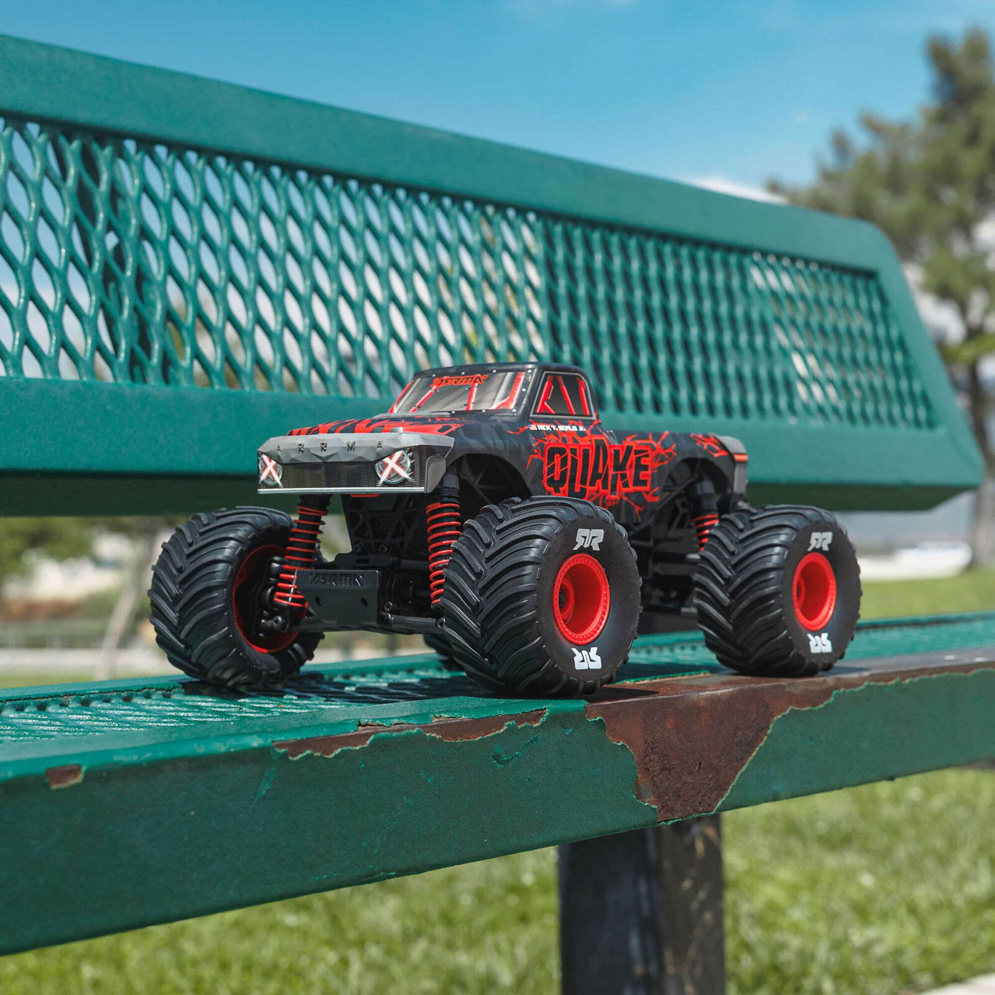 ARRMA Quake Grom 4x4 RTR 1_16 Monster Truck in Rot mit Akku und Ladegeraet