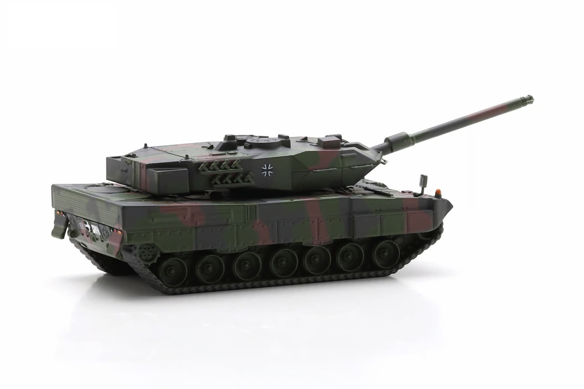Schuco Bundeswehr Kampfpanzer Leopard 2A6 Tarnlackierung 1_87 Sammlermodell