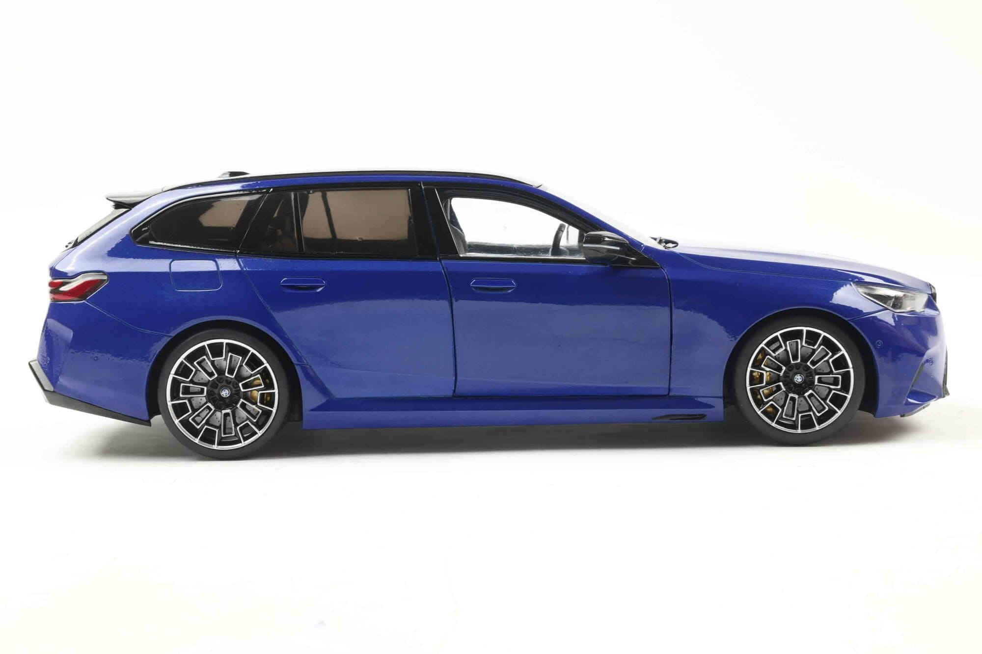 Solido BMW M5 Touring Marina Bay Blue Metallic 1_18 Modellauto