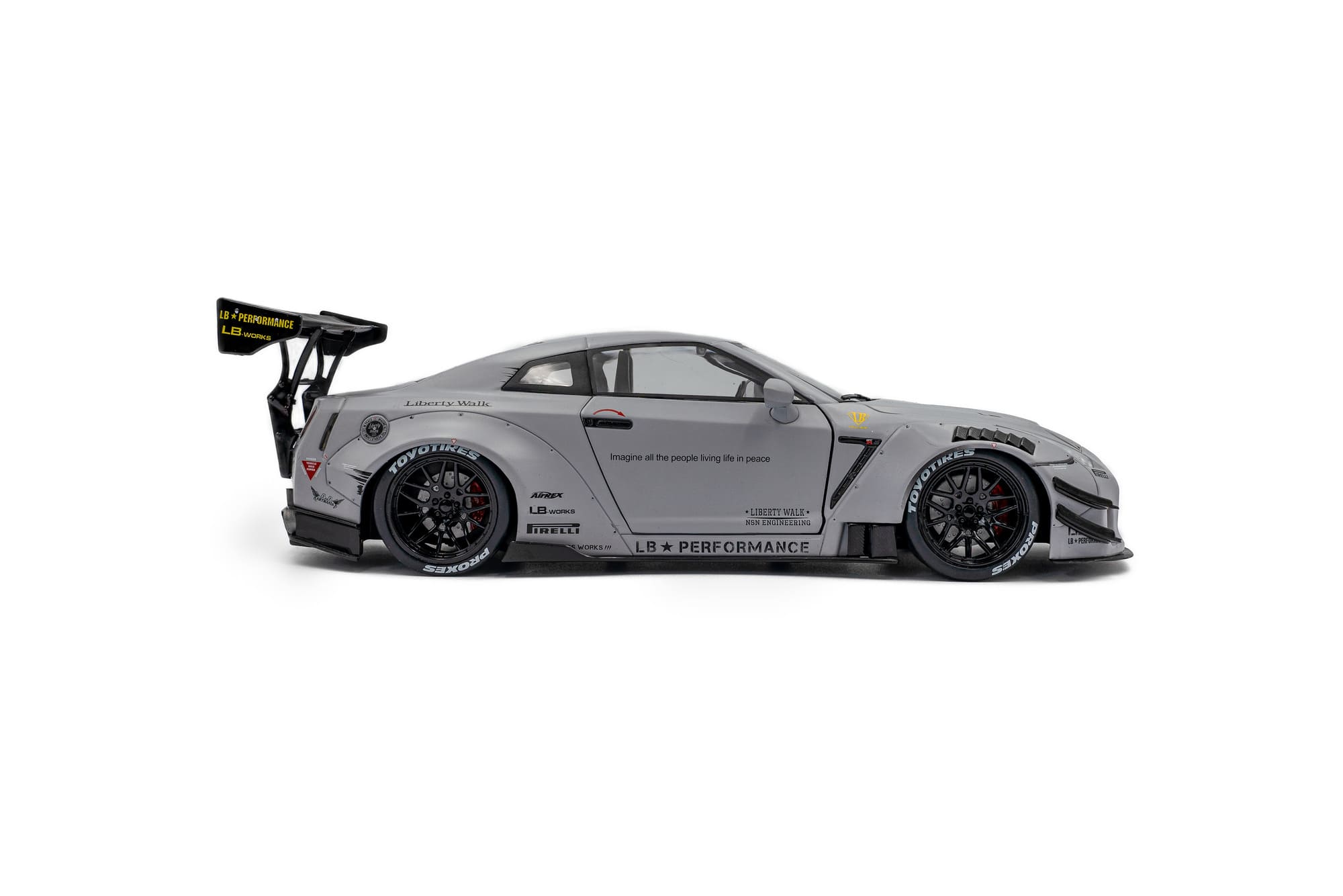 Solido 1_18 Nissan GT-R _R35_ grau mit Figur