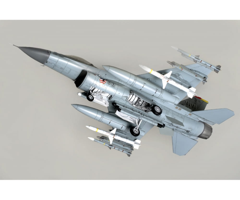Tamiya 1:48 Lockheed Mar.F-16CJ Fighting Falcon