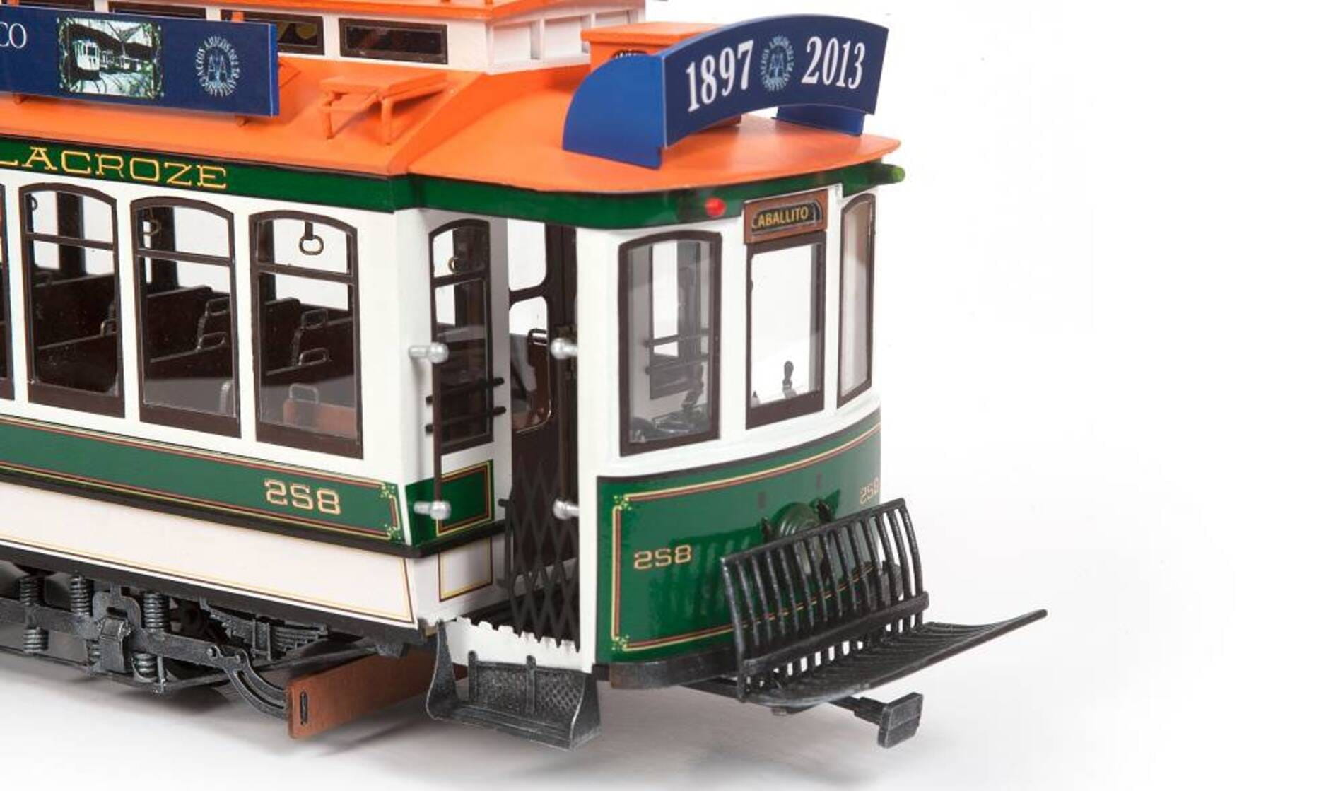 Detailreicher Holzmodellbausatz der Buenos Aires Strassenbahn im Massstab 1_24 von OcCre