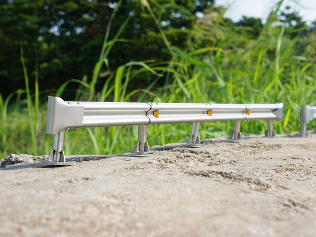 ScaleClub 1_14 Deko-Leitplanke aus Metall mit 2 Endstuecken - RC-Zubehoer
