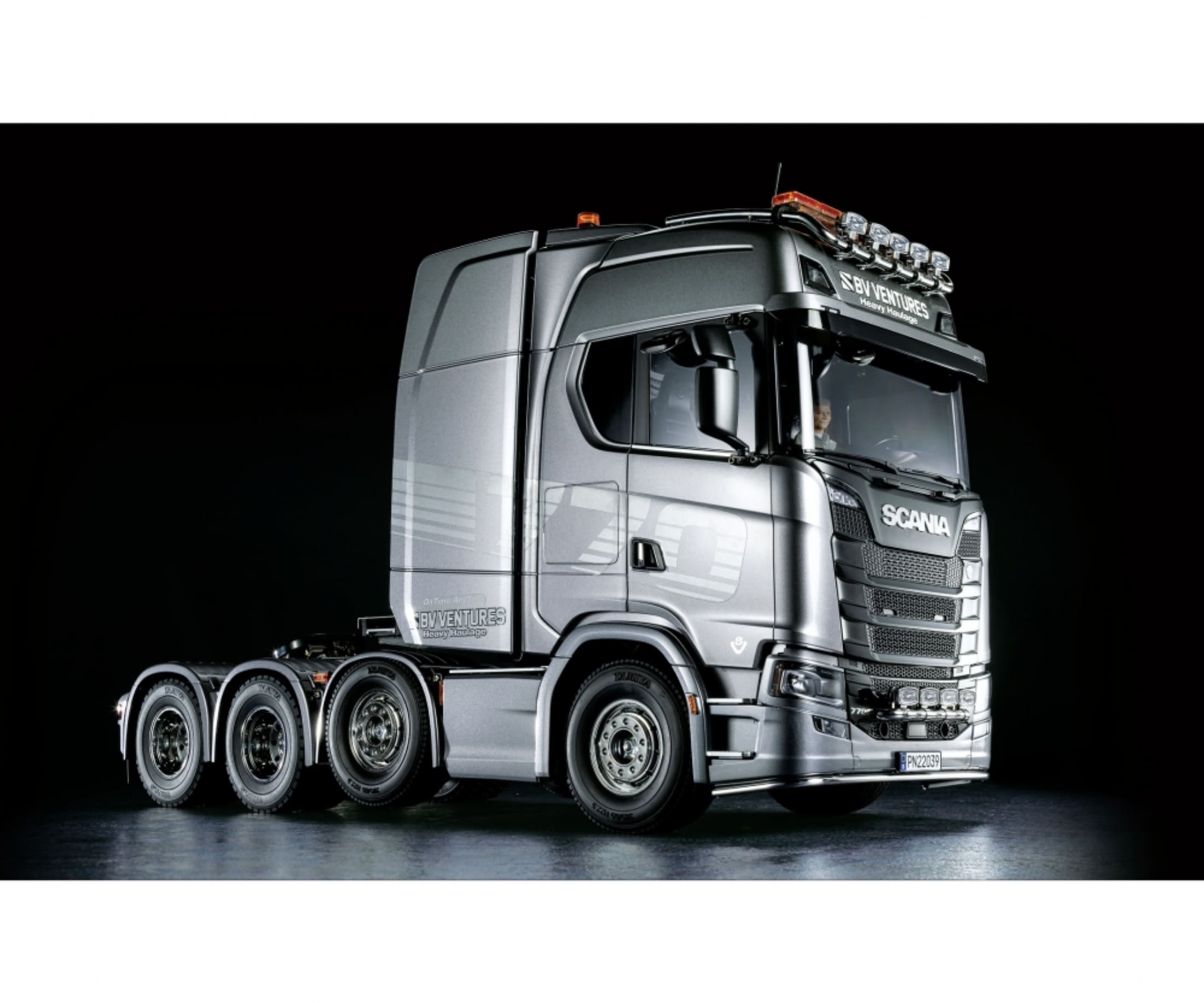 tamiya-1-14-rc-scania-8x4-4-truck-gun-met-lackiert