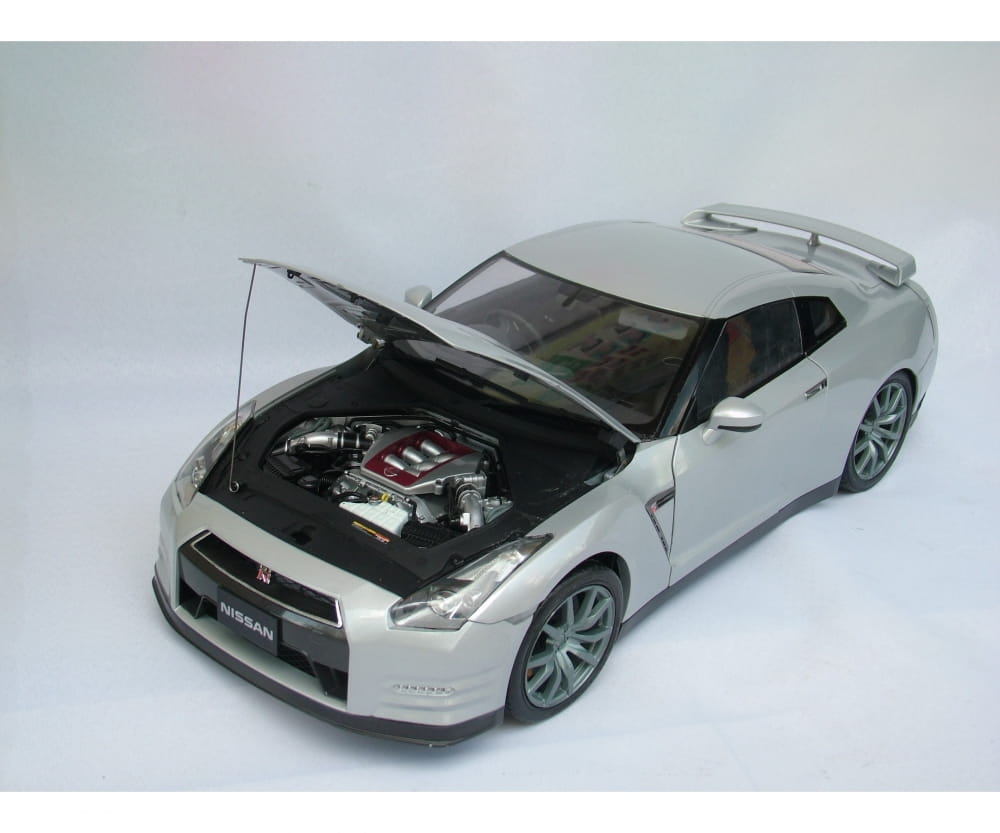 IXO 1:8 Nissan GT-R Modellauto Premium Collectables