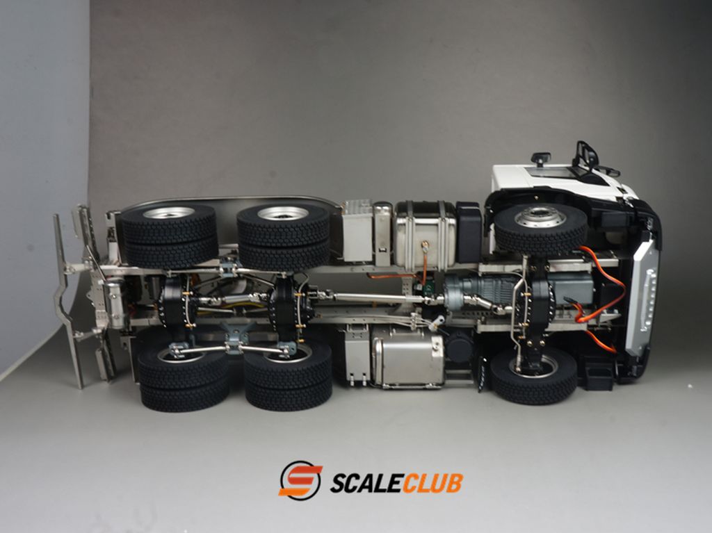 ScaleClub 1:14 Stralis X-Way 3-Seitenkipper 6x6 mit Hydraulik