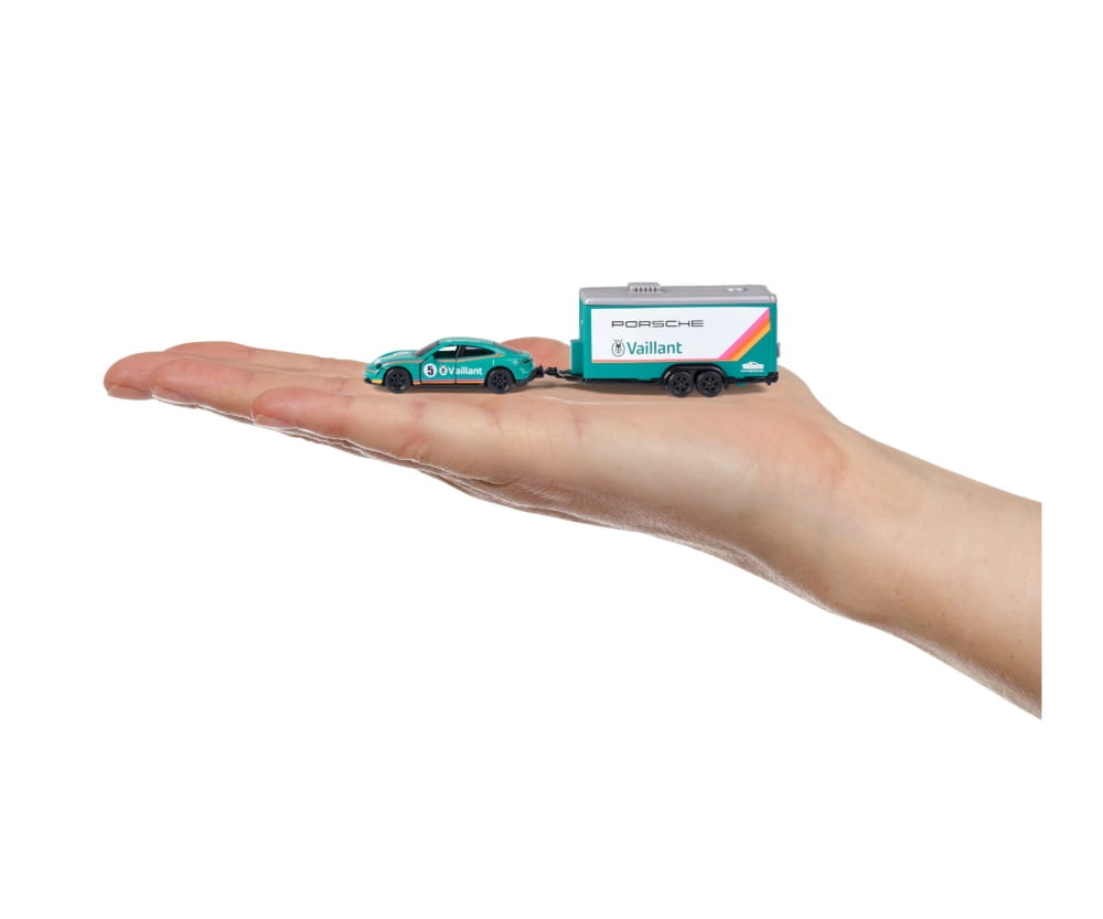 Majorette Car Trailer w. Porsche Taycan + 934