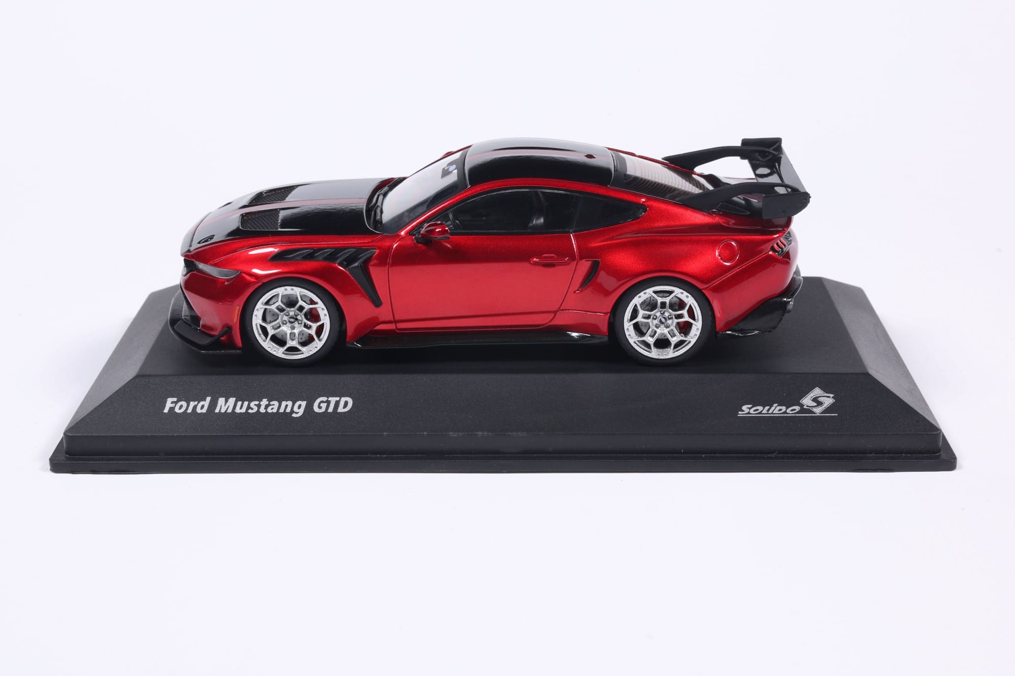 Solido 1_43 Ford Mustang GTD Molten Magenta rot
