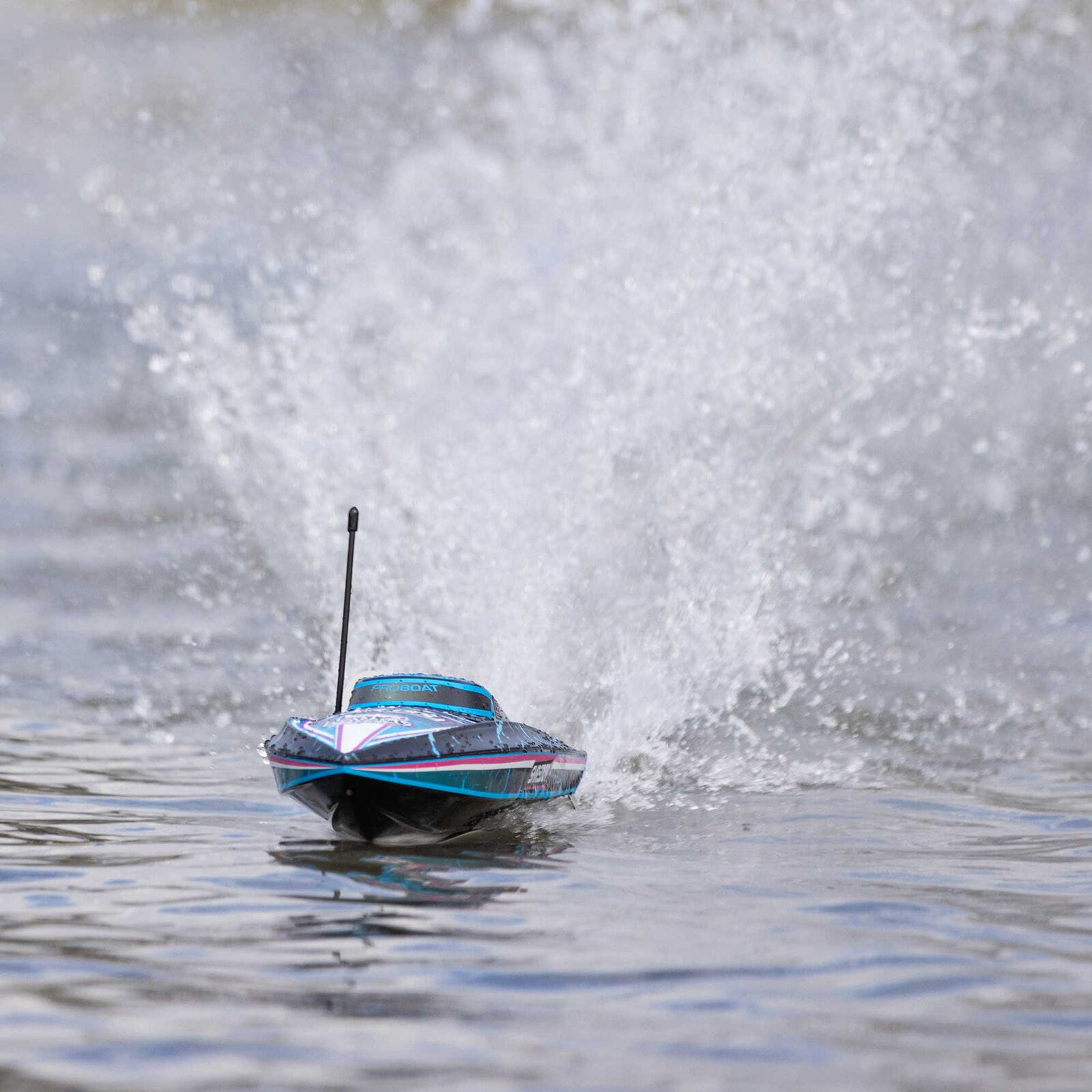 Pro Boat Recoil 2 18_ Brushless Deep V RTR Shreddy - RC Boot auf Wasser