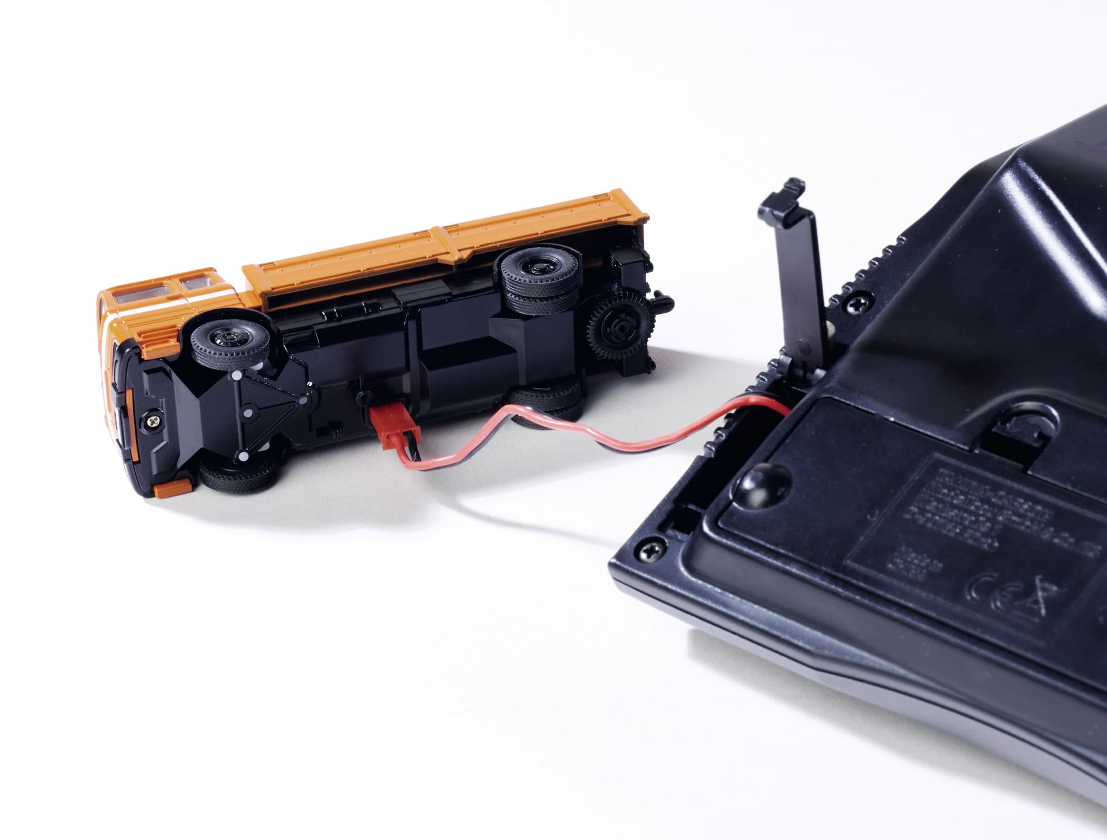 Carson MB 1620 Pritsche mit Anhaenger 1_87 RTR orange fuer H0 Modellbahn_