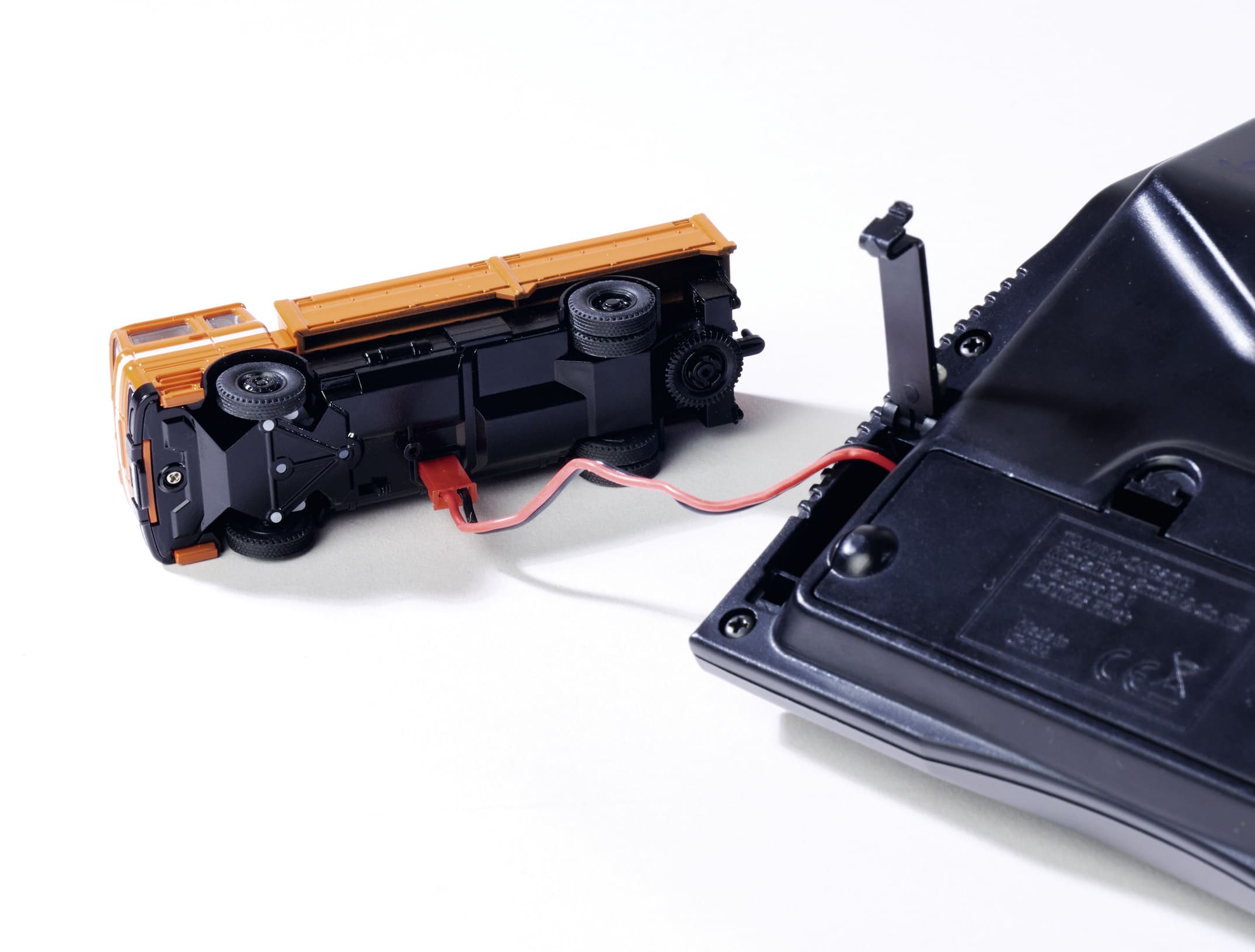 Carson MB 1620 Pritsche 1_87 RTR orange Carson MB 1620 Pritsche mit Anhaenger 1_87 RTR orange fuer H0 Modellbahn_