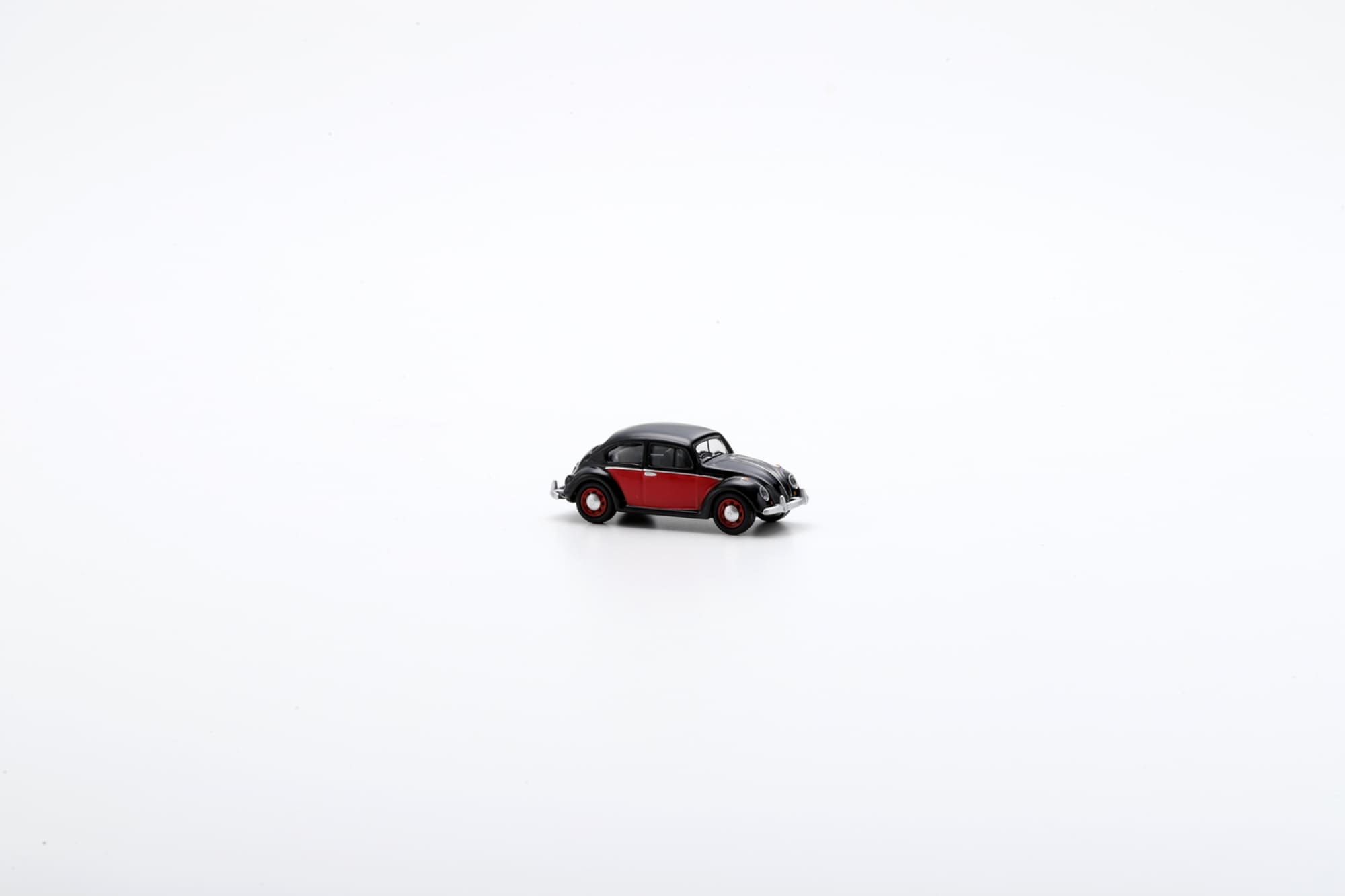 Schuco Volkswagen VW Kaefer Schwarz Rot 1_87 Sammlermodell