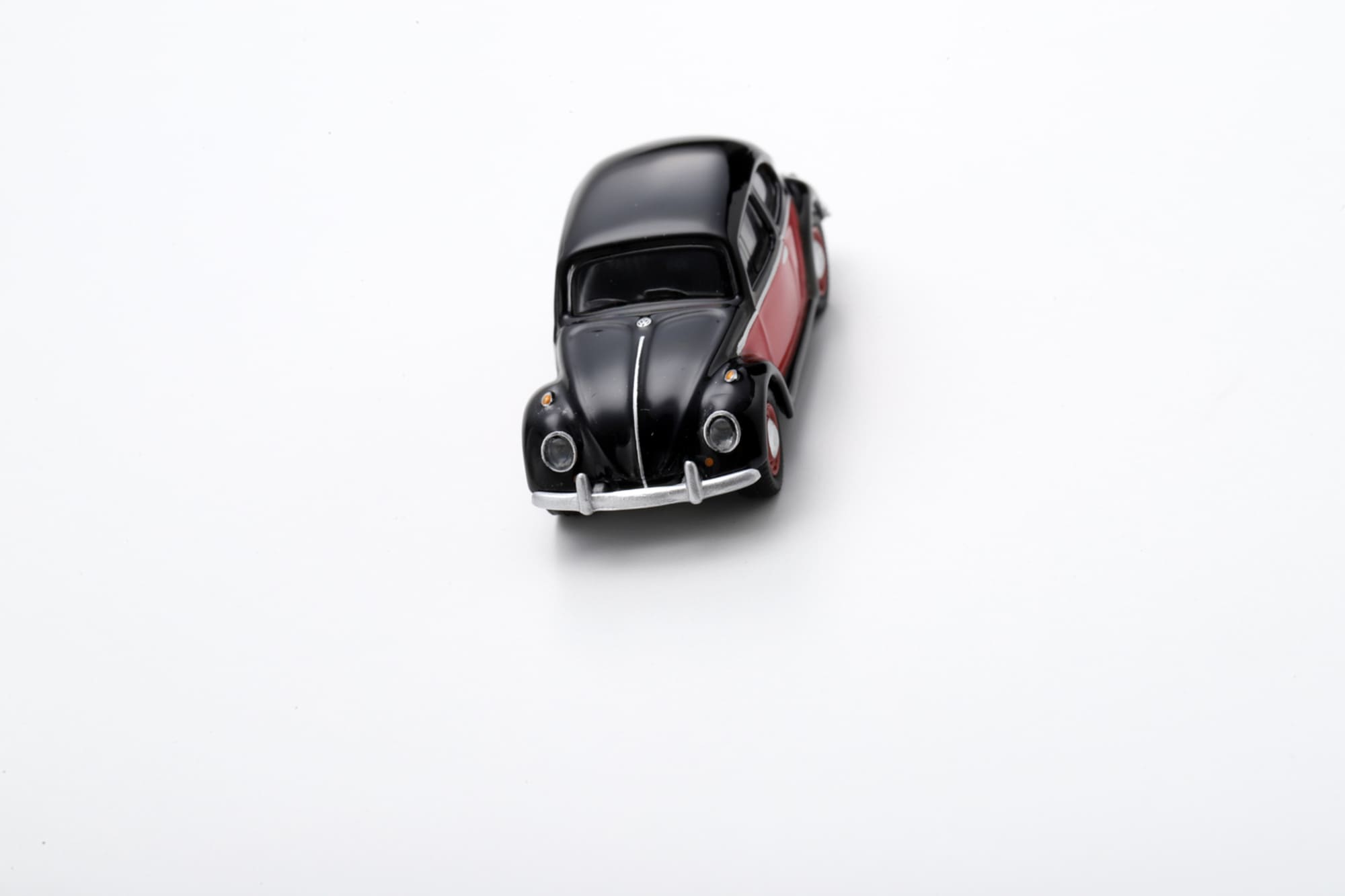 Schuco Volkswagen VW Kaefer Schwarz Rot 1_87 Sammlermodell