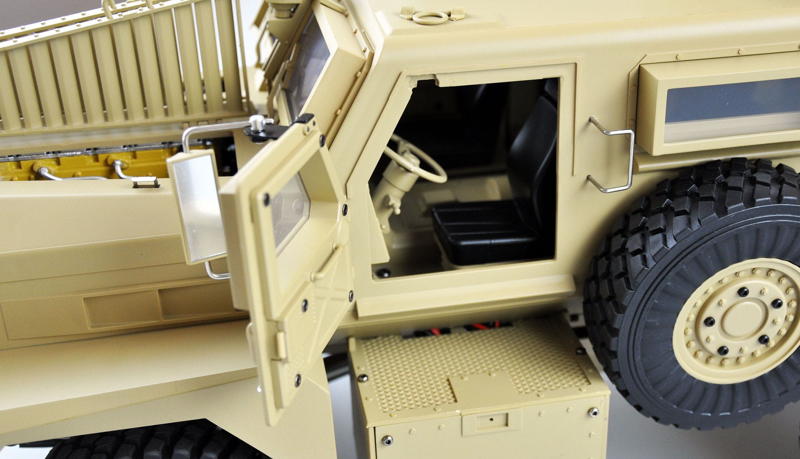 Amewi US-Miltitärfahrzeug MRAP 6x6 1:12 RTR, Licht, Sound & Rauch