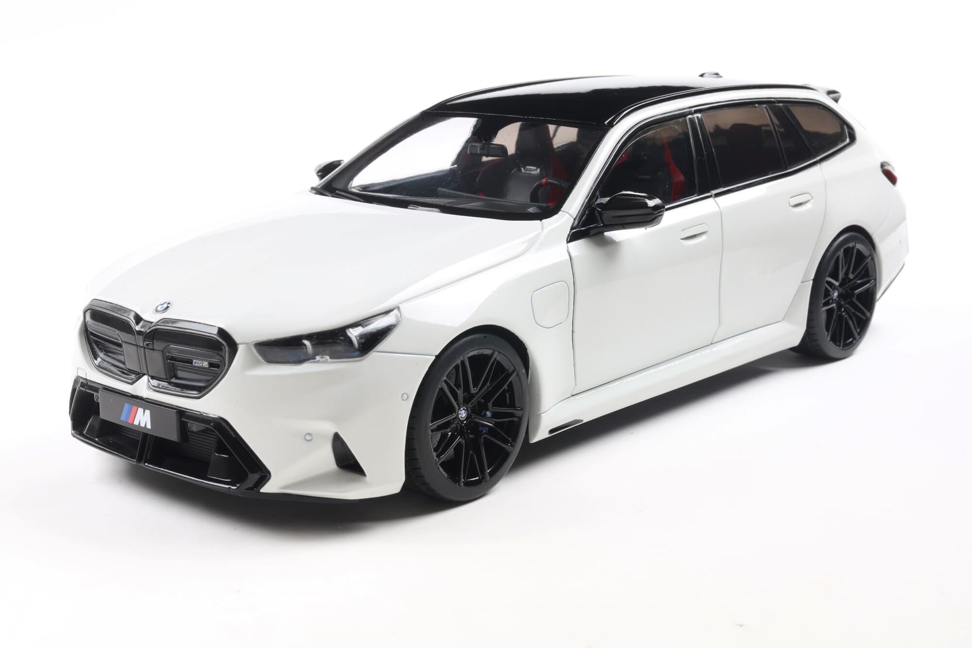 Solido BMW M5 Touring G99 Alpine White Standmodellauto im Massstab 1_18