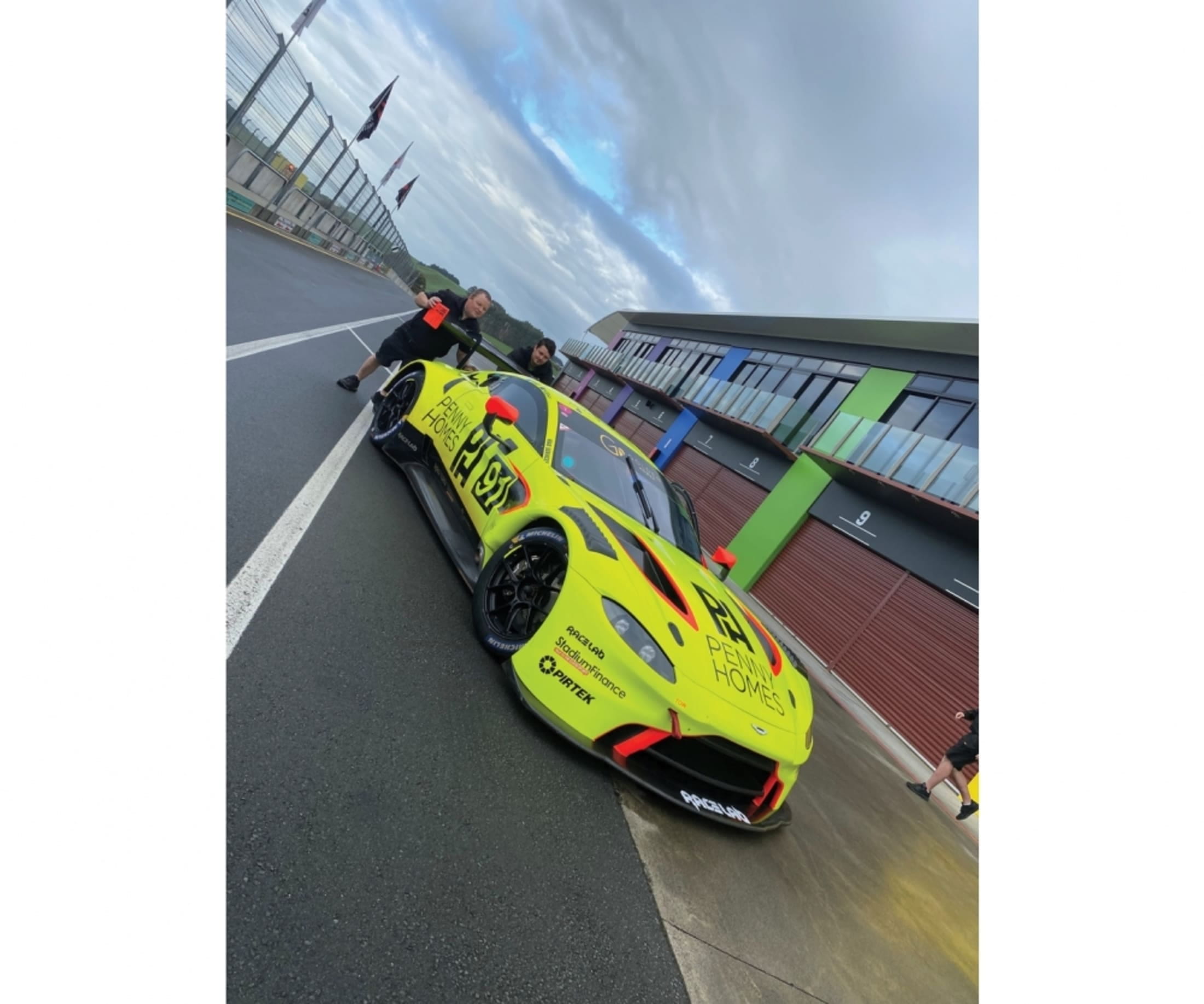 Scalextric 1:32 Aston Martin Vantage P-H-Rac. HD