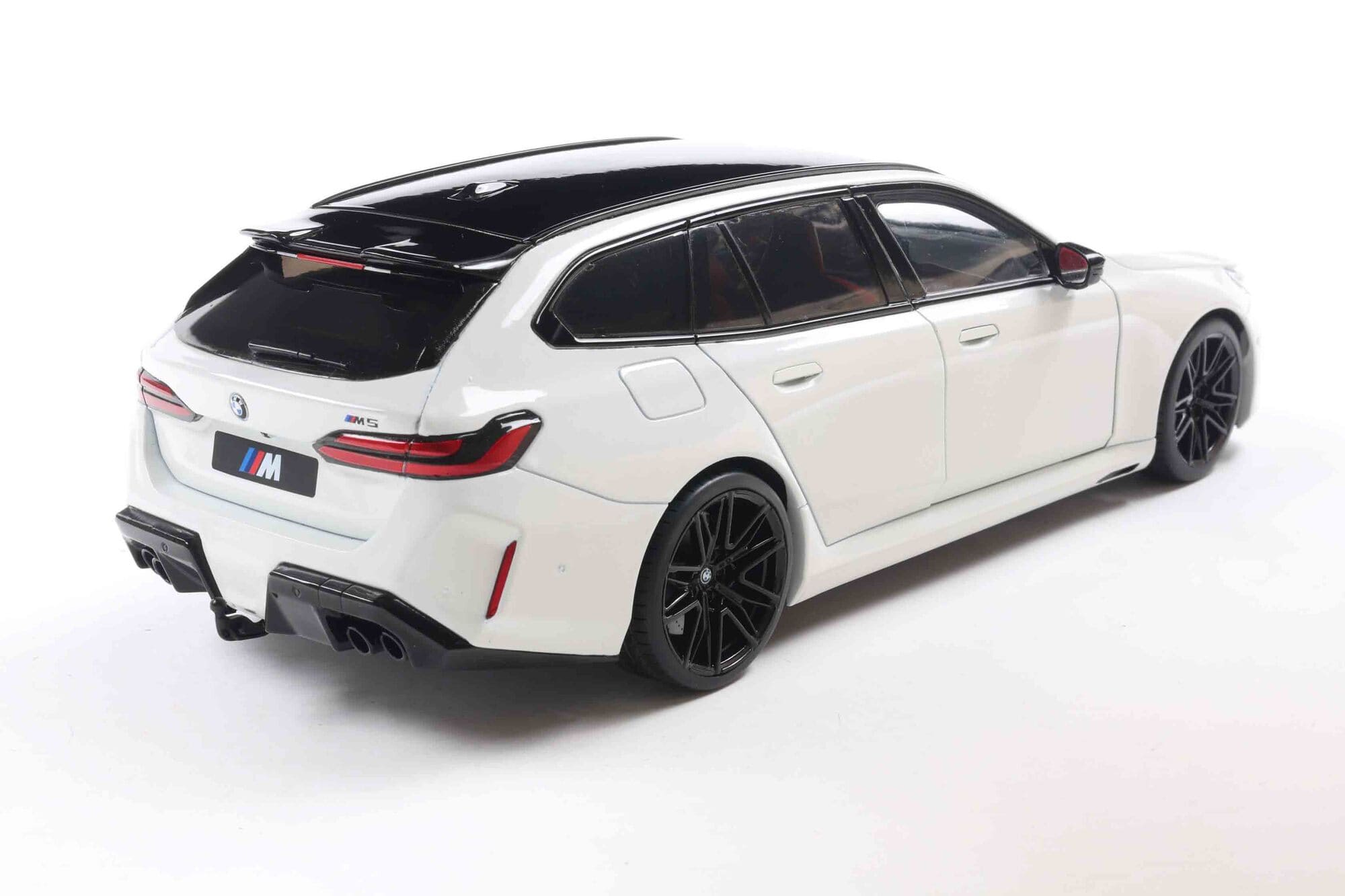 Solido BMW M5 Touring G99 Alpine White Standmodellauto im Massstab 1_18