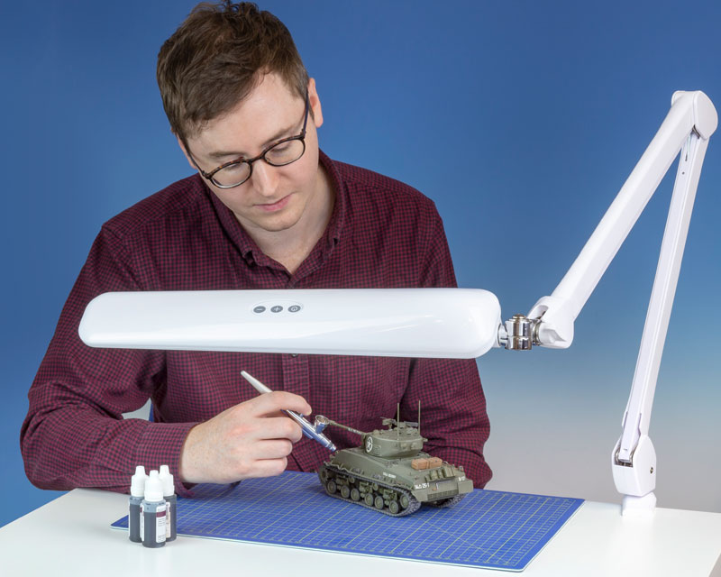 Slimline LED-Arbeitsplatzleuchte dimmbar mit flexiblen Gelenken und Energieeffizienz